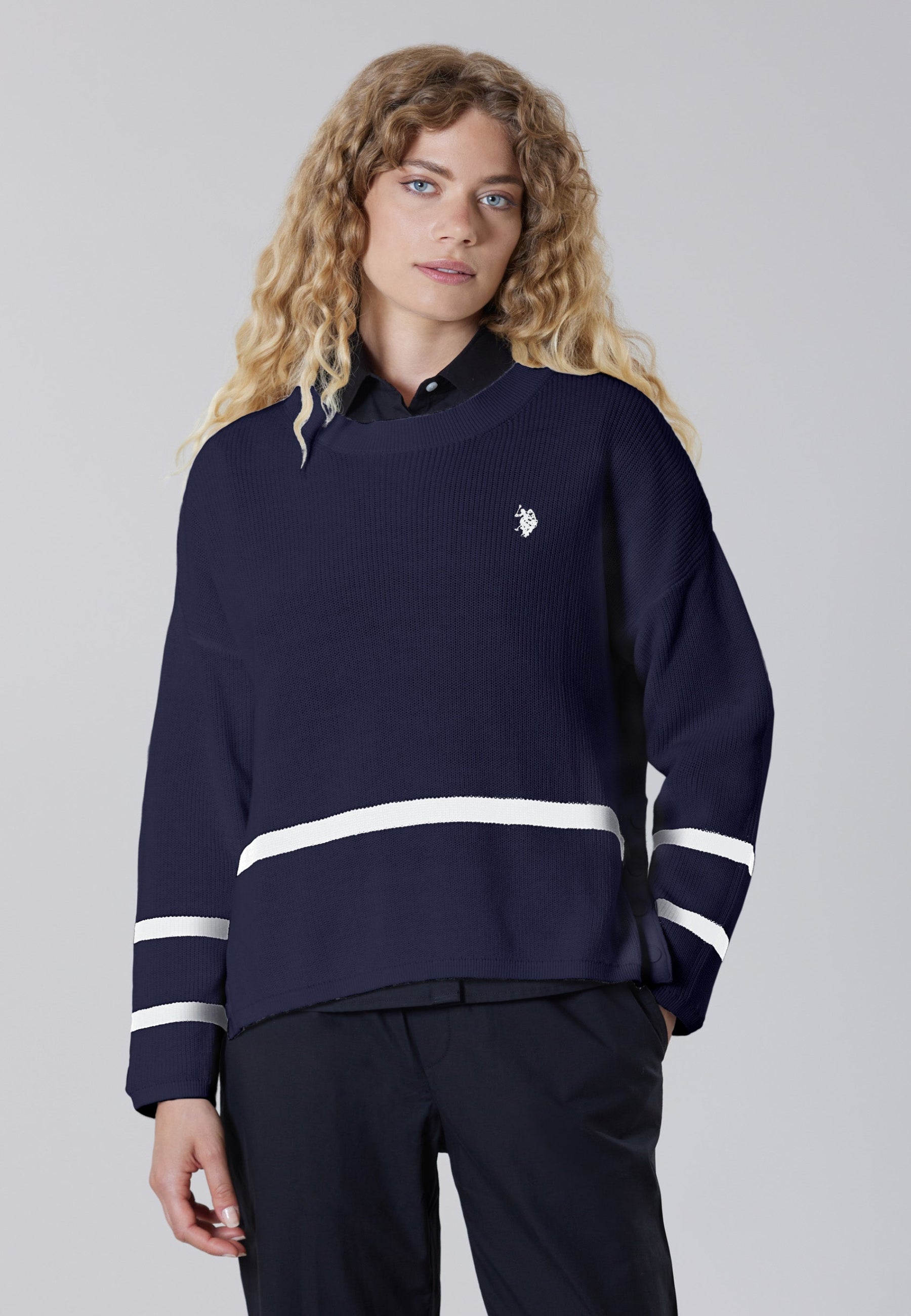 Maglia girocollo a costine con spacchi laterali in cotone