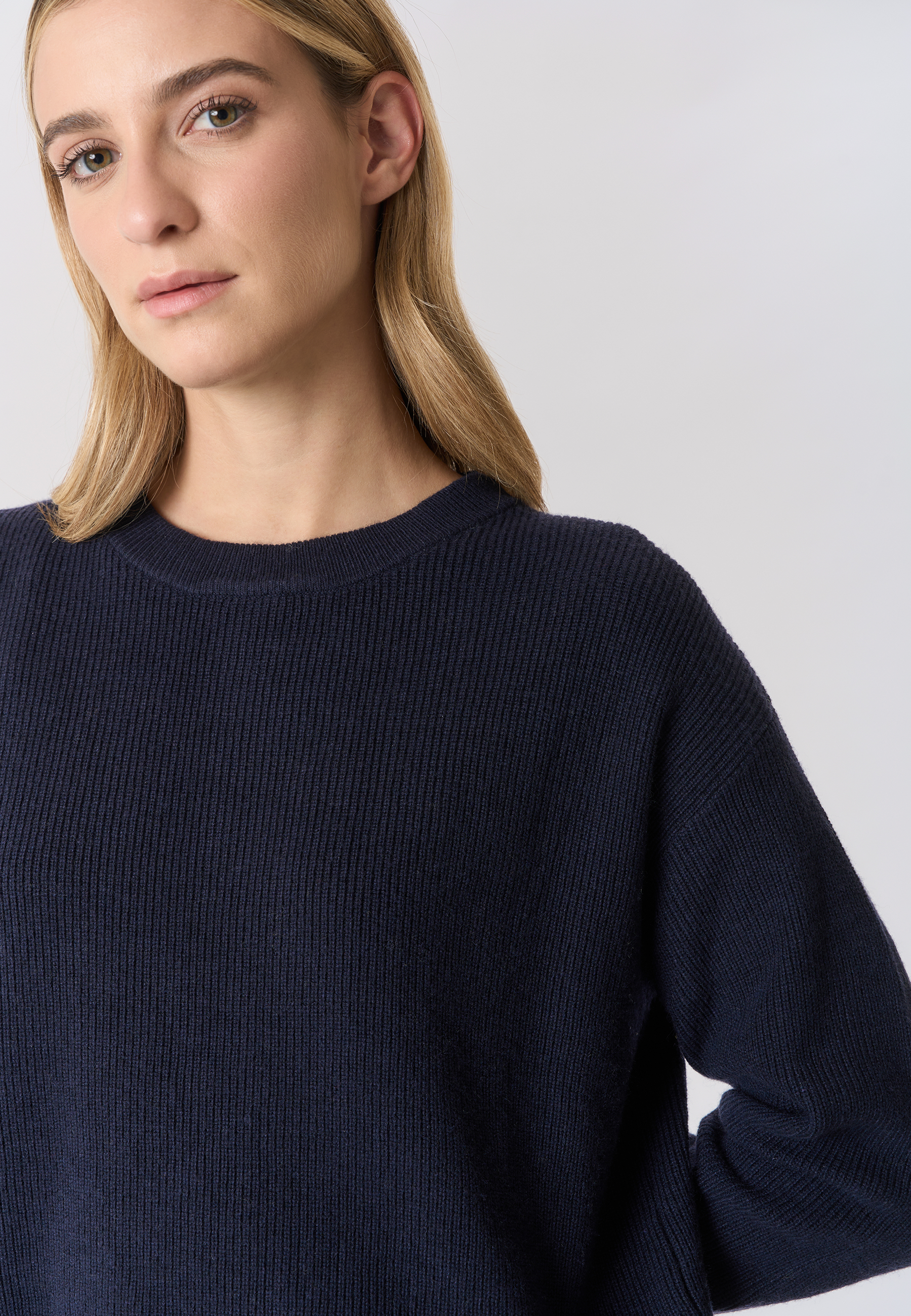 Maglia girocollo con lavorazione a treccia sulle maniche