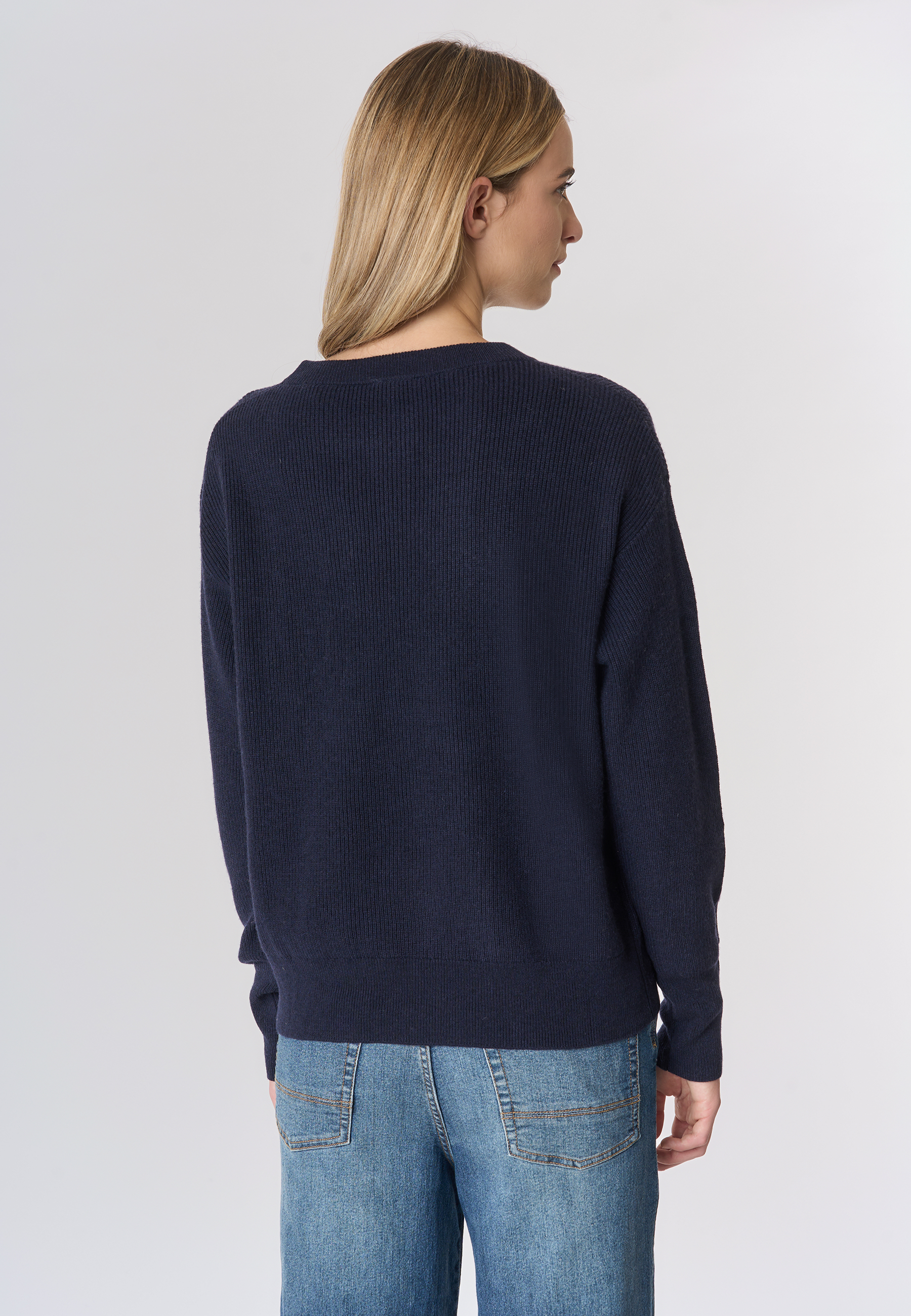 Maglia girocollo con lavorazione a treccia sulle maniche