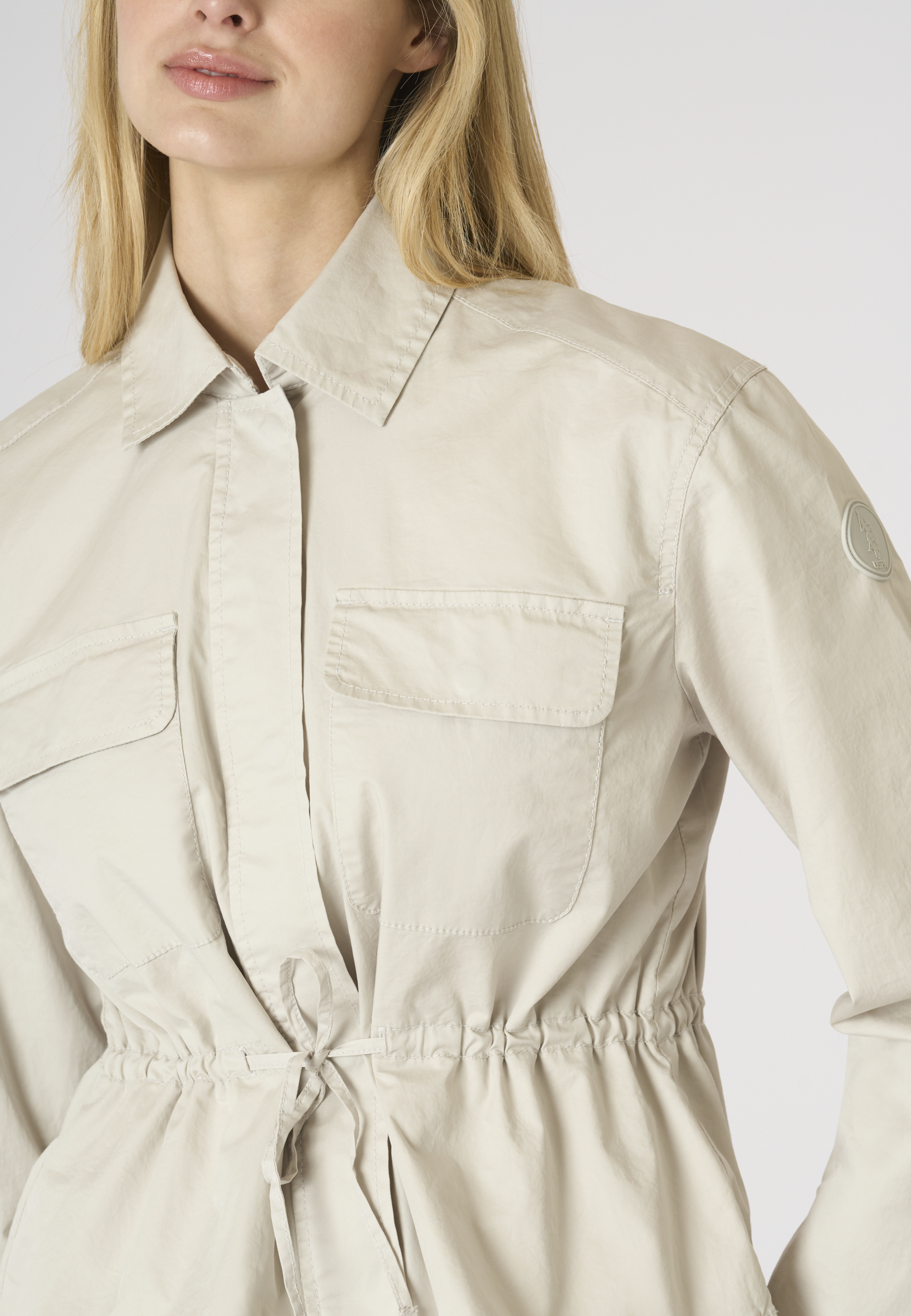 Giacca leggera da donna stile utility con coulisse in vita in cotone stretch