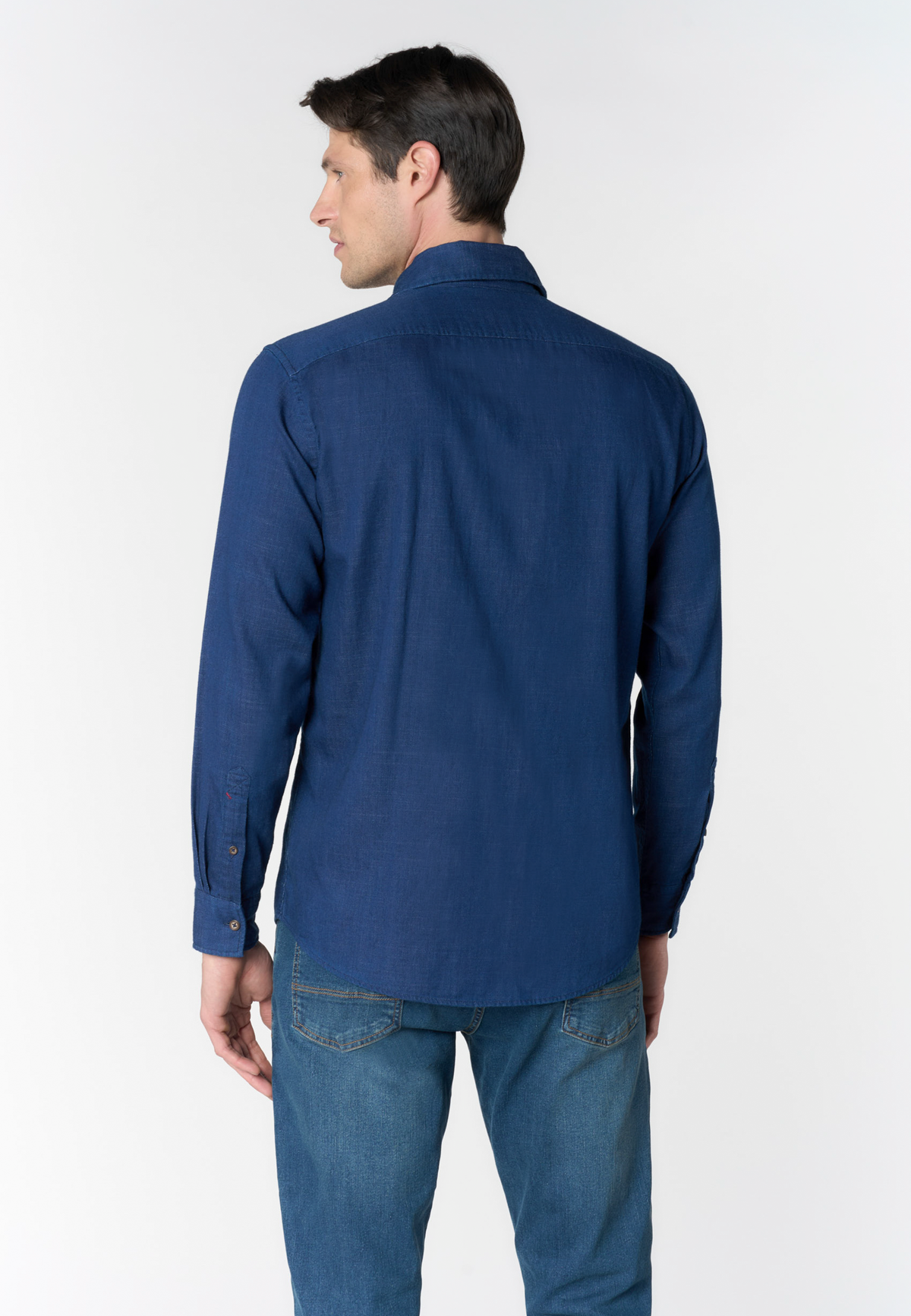 Camicia in cotone indigo con tasche applicate comfort fit