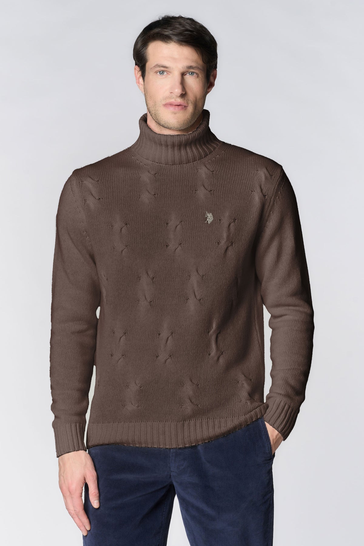 Maglia dolcevita da uomo con lavorazione a trecce