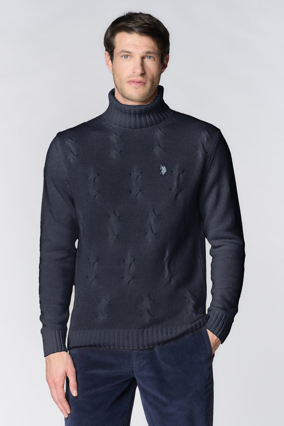 Maglia dolcevita da uomo con lavorazione a trecce