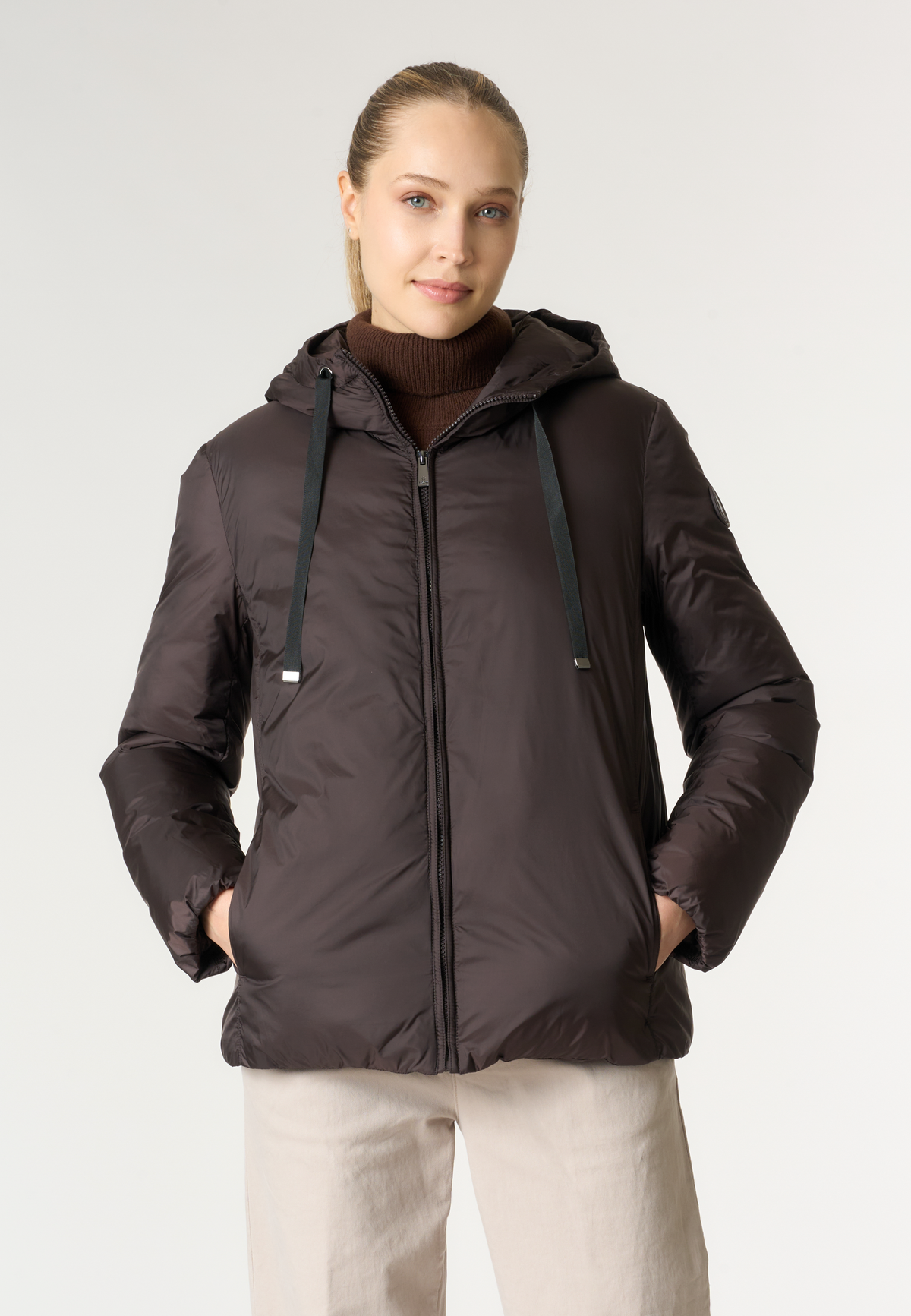 Giacca imbottita in nylon riciclato con cappuccio e coulisse