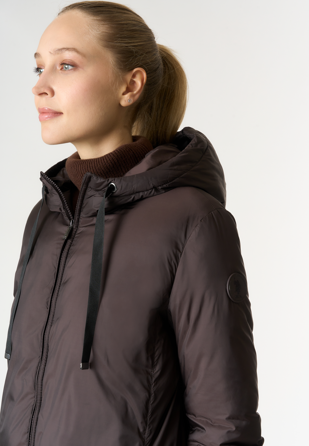 Giacca imbottita in nylon riciclato con cappuccio e coulisse