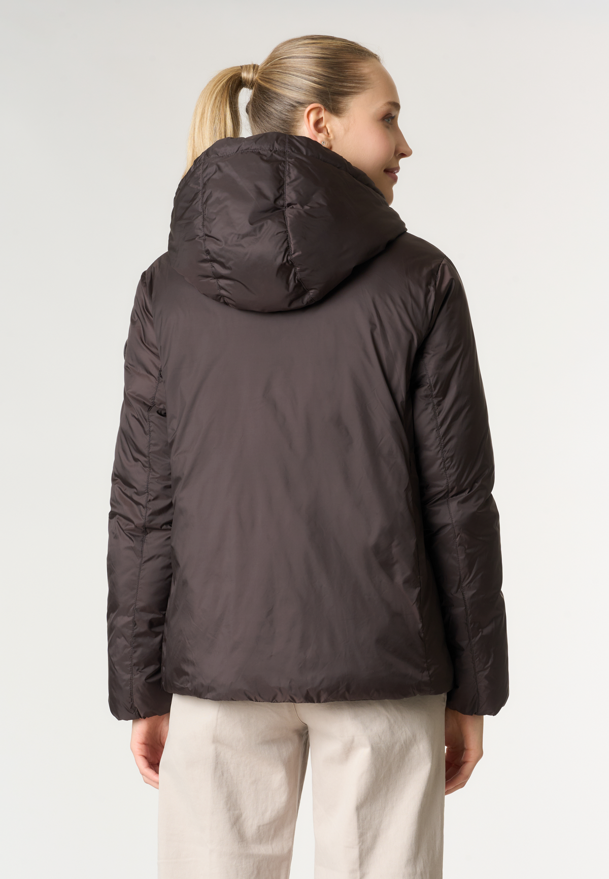 Giacca imbottita in nylon riciclato con cappuccio e coulisse
