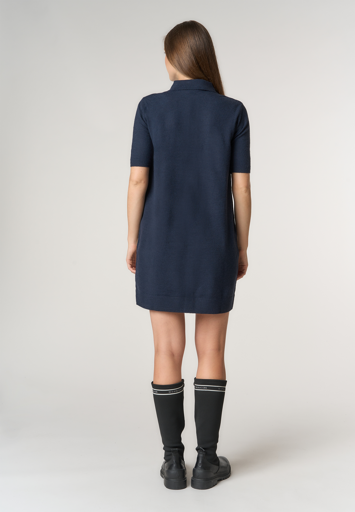 Abito in maglia con colletto e bottoni