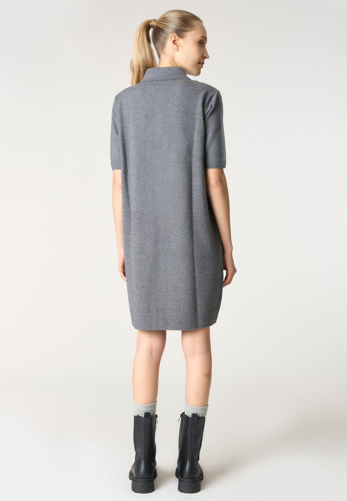 Abito da donna in maglia con colletto e bottoni