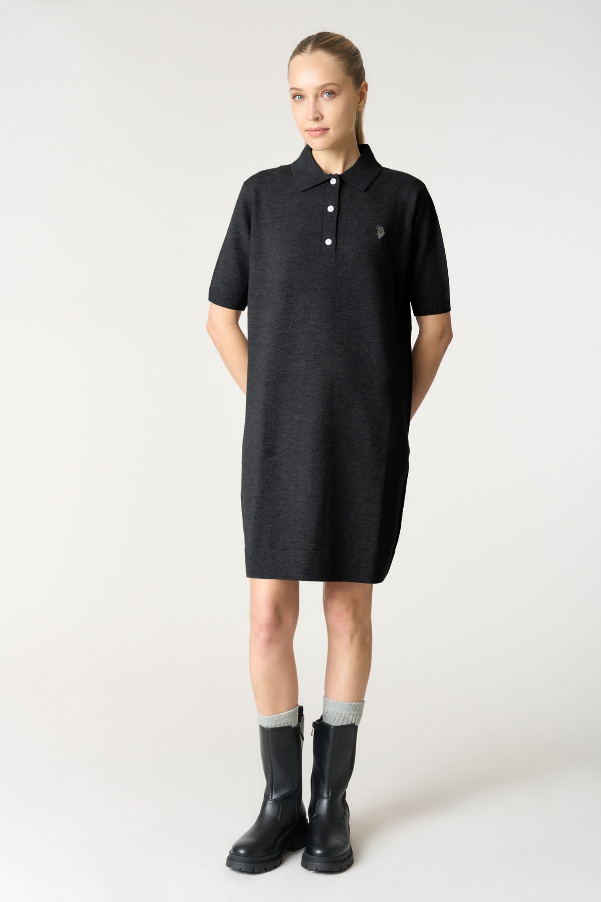 Abito da donna in maglia con colletto e bottoni
