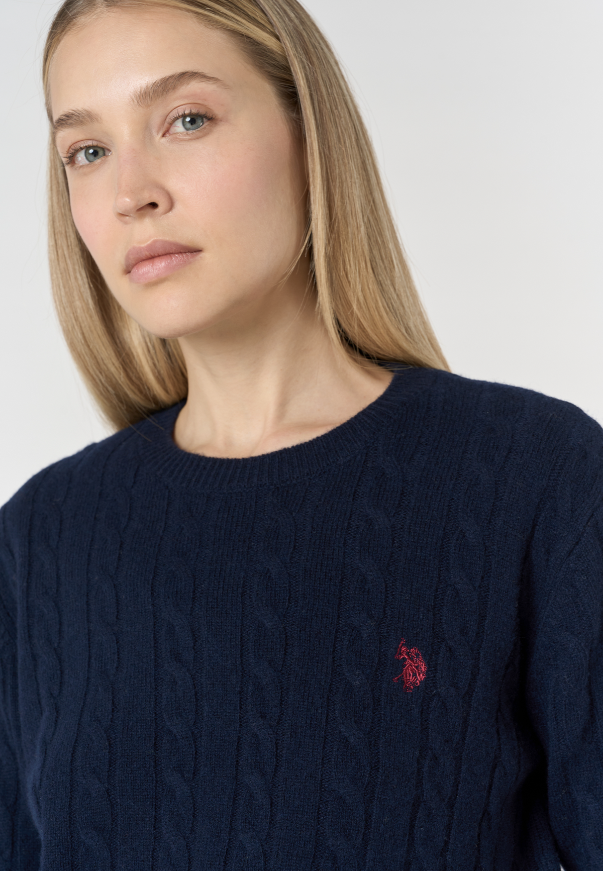 Maglia girocollo in lana con lavorazione a trecce