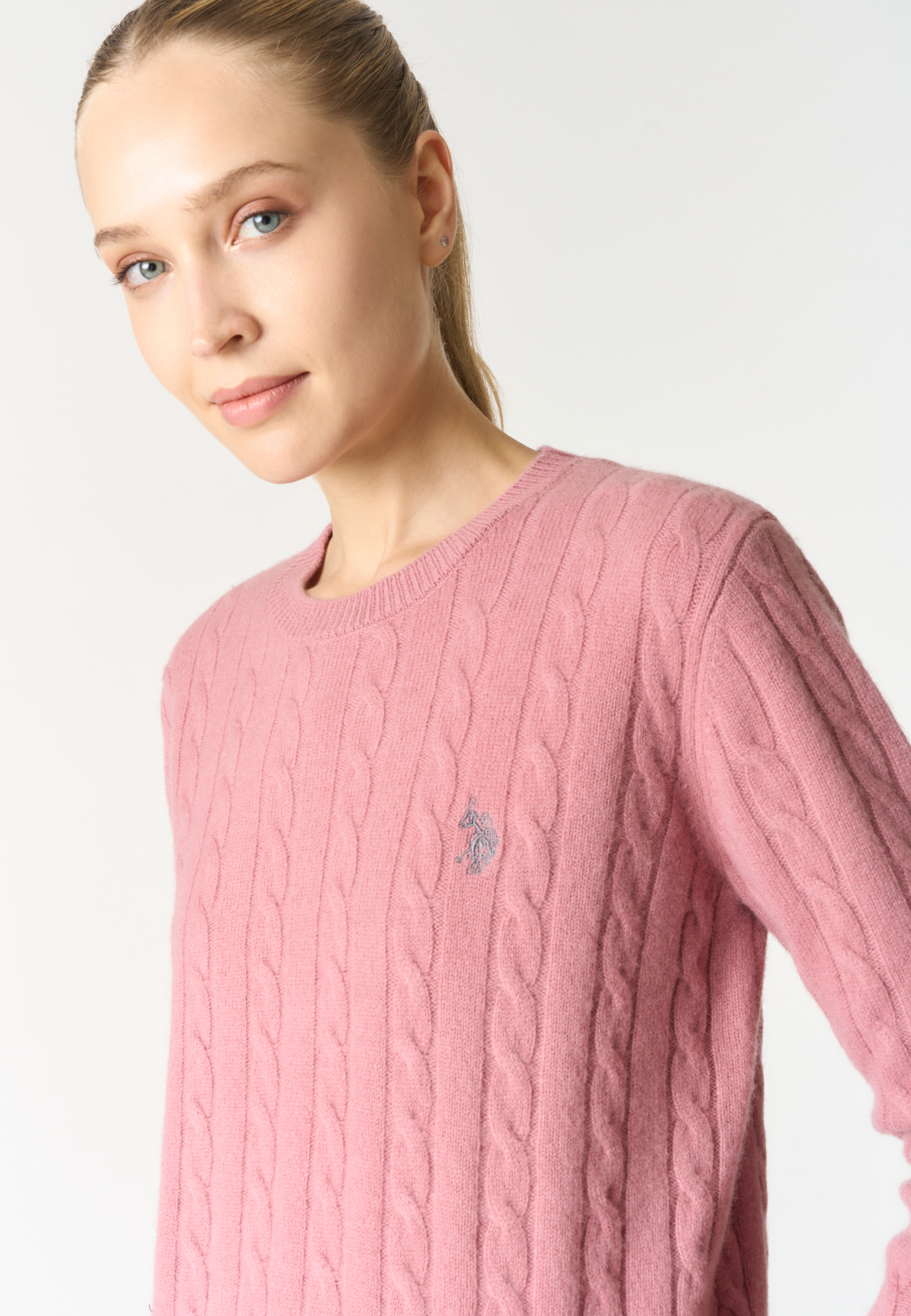 Maglia girocollo in lana con lavorazione a trecce