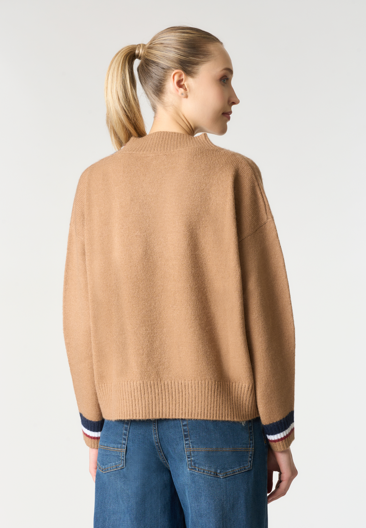 Cardigan con scollo a V e chiusura a bottoni