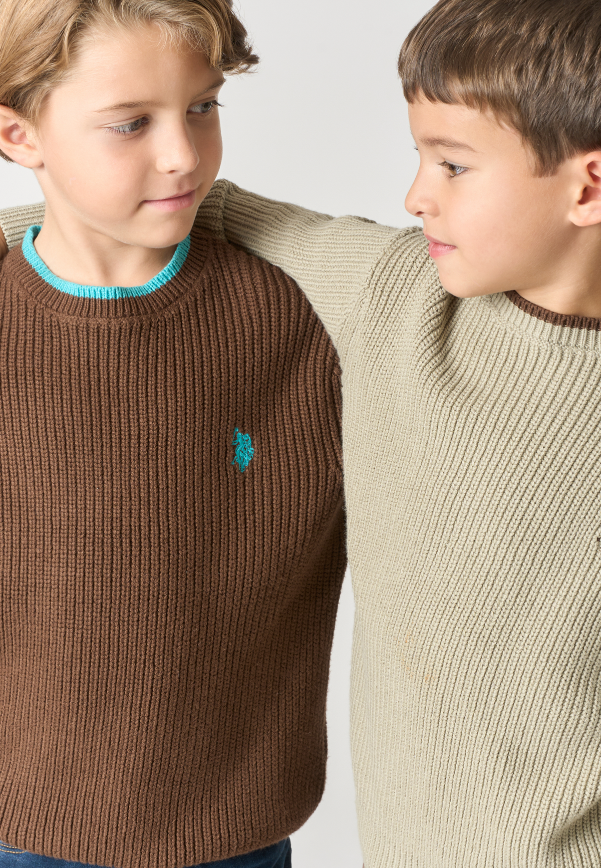 Maglia girocollo a costine con profilo a contrasto
