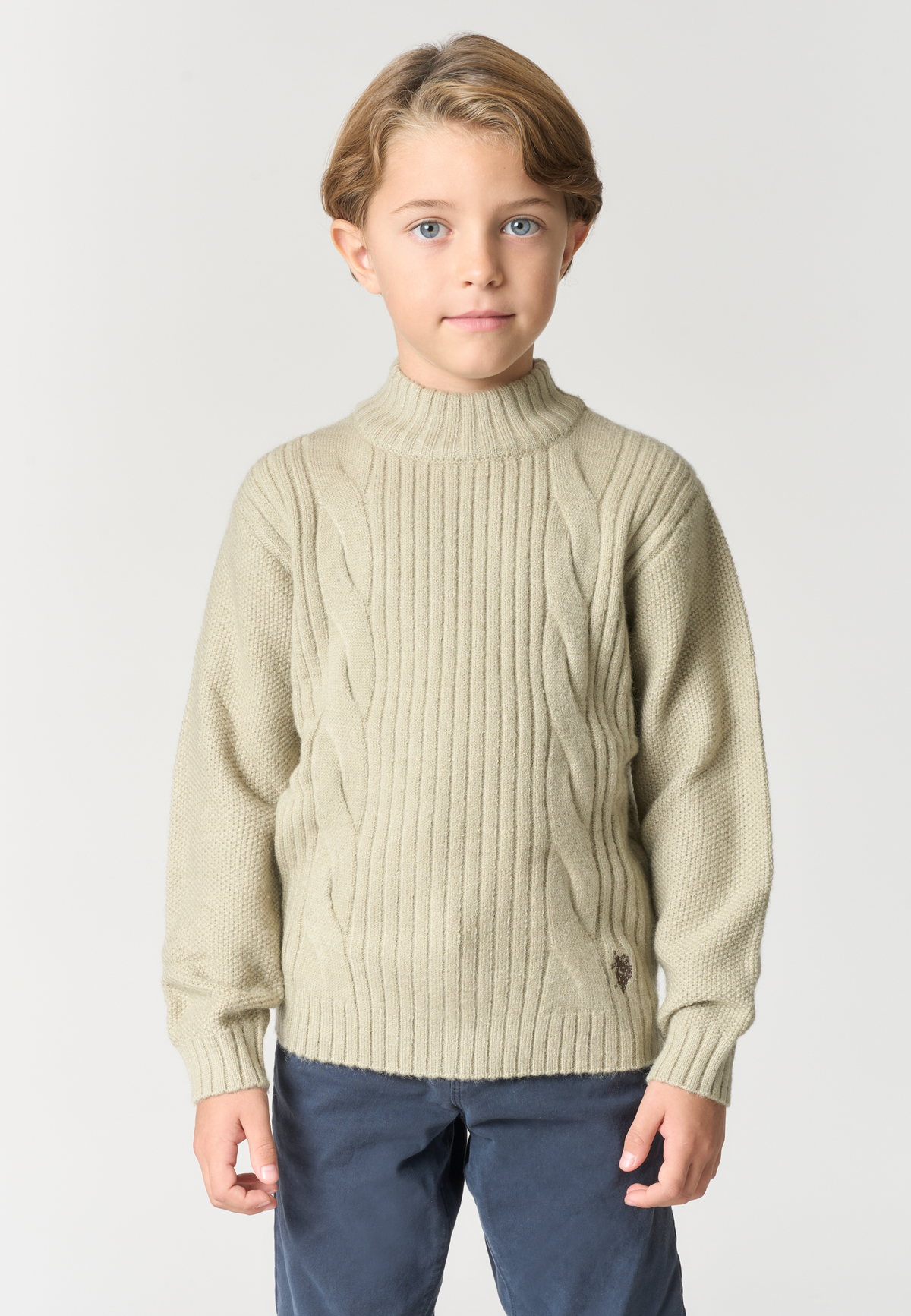 Maglione collo alto con lavorazione a trecce