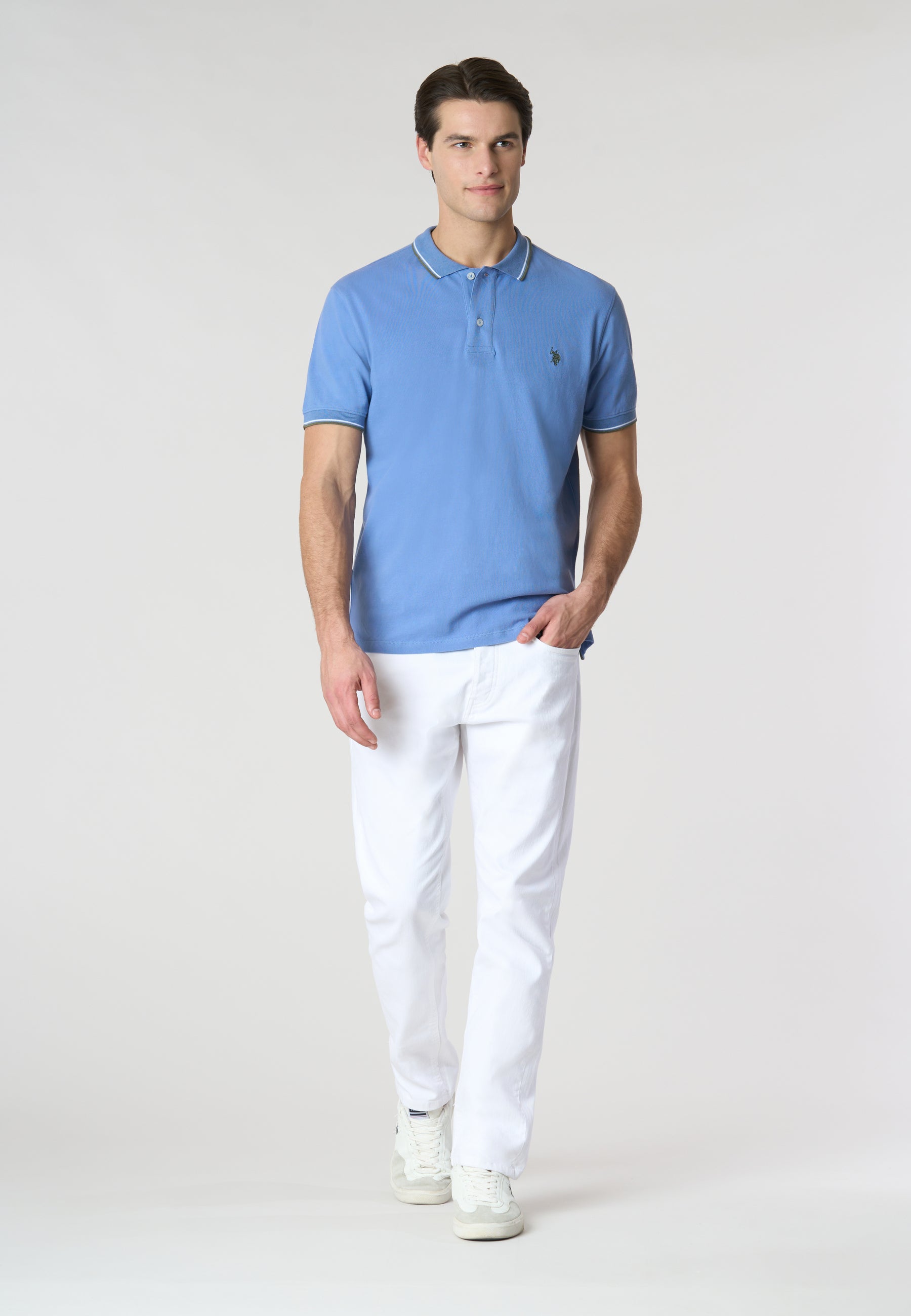 Polo shirt a maniche corte in cotone light con dettagli su maniche e colletto