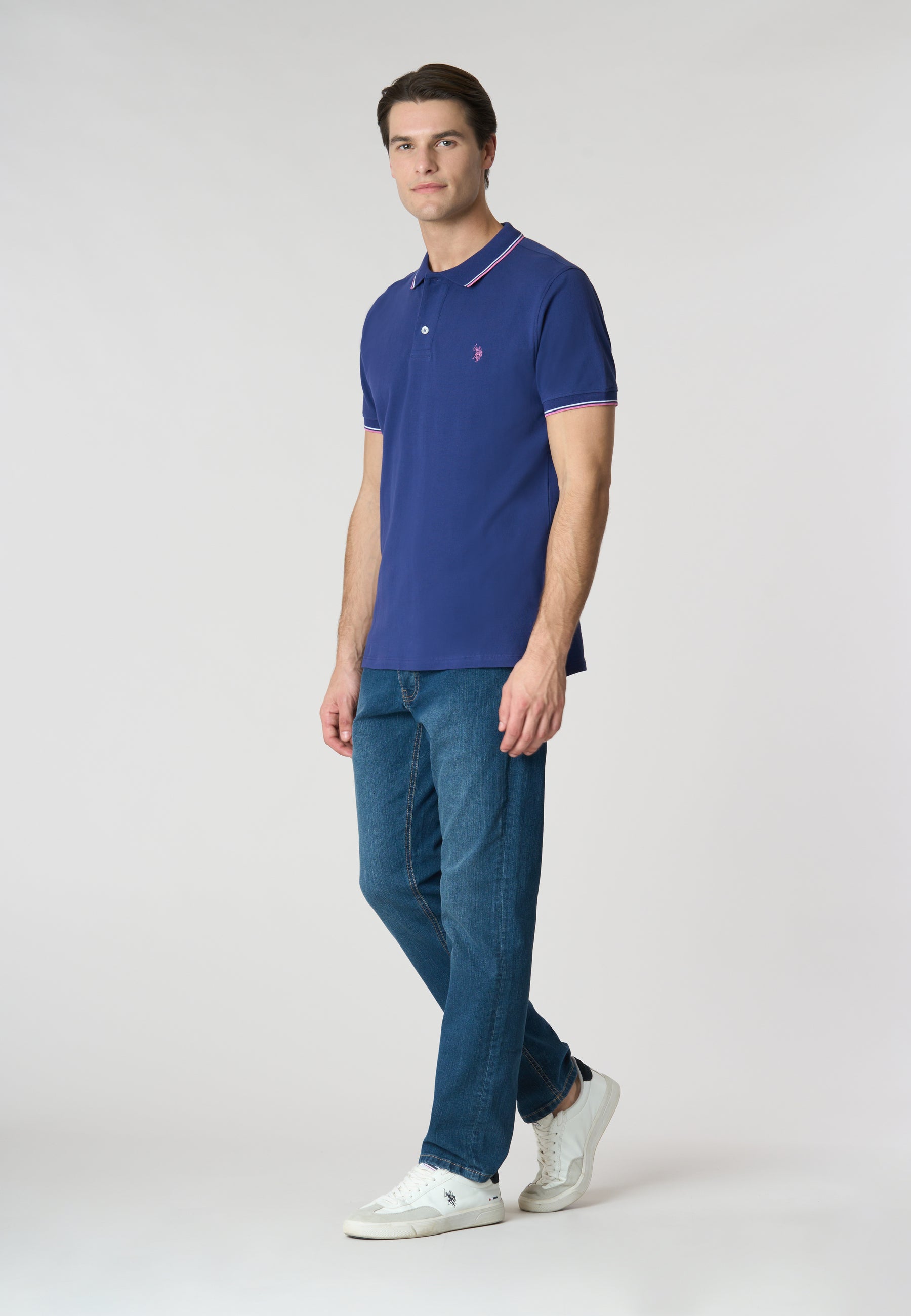 Polo shirt a maniche corte in cotone light con dettagli su maniche e colletto