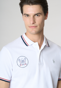Polo a maniche corte "135th Anniversary" in cotone piquet con colletto e giromanica a coste