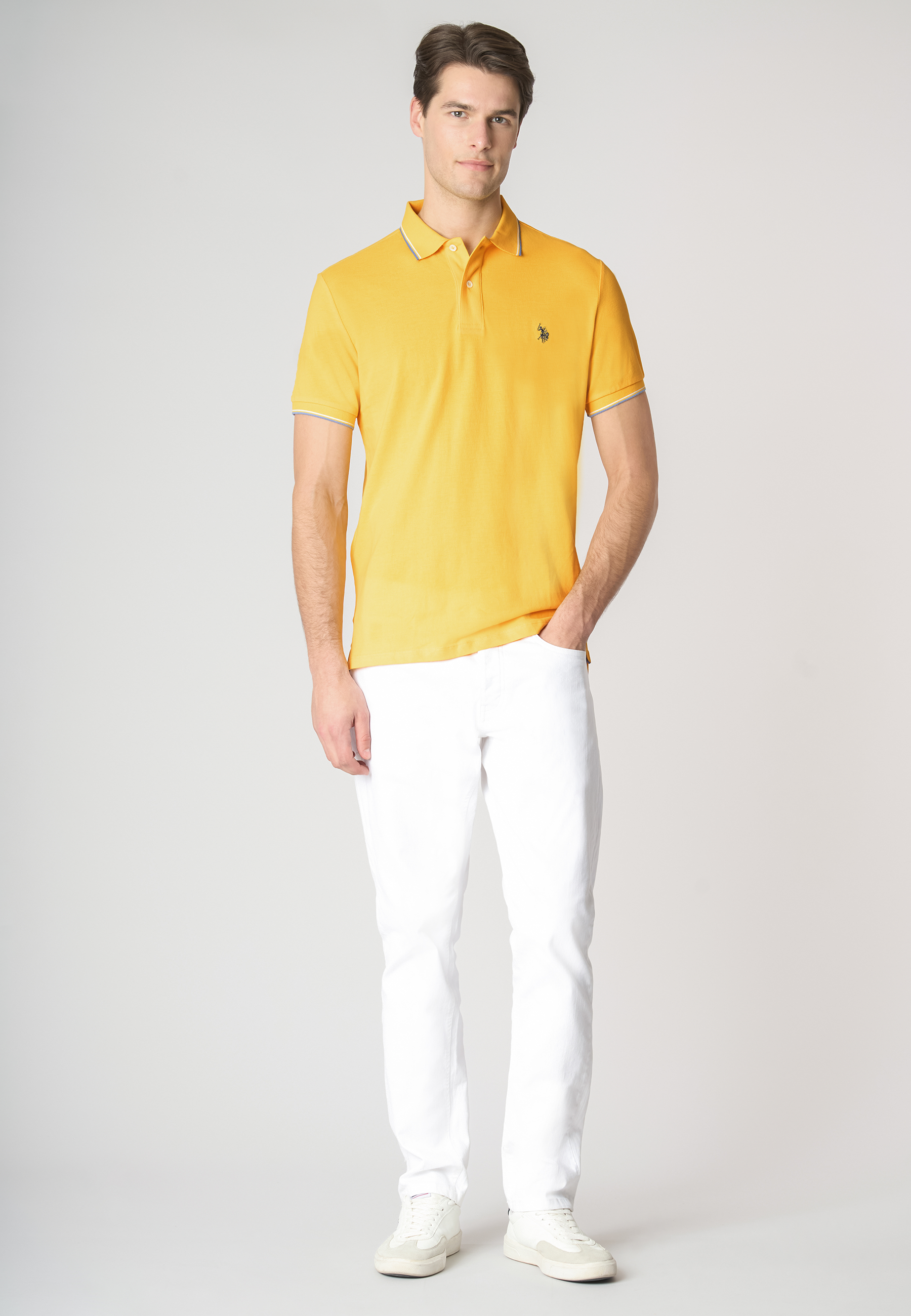 Polo shirt a maniche corte in cotone light con dettagli su maniche e colletto