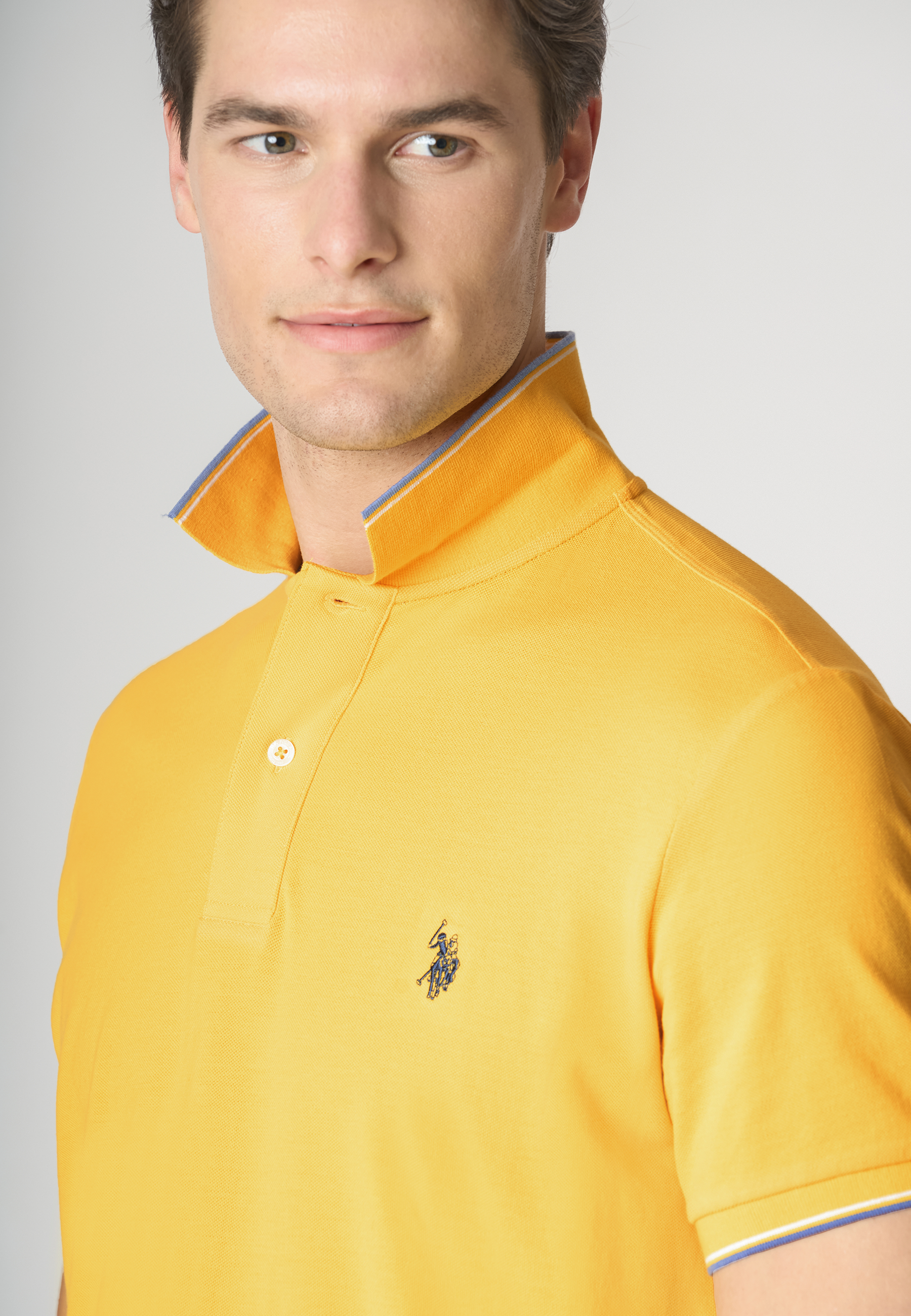 Polo shirt a maniche corte in cotone light con dettagli su maniche e colletto