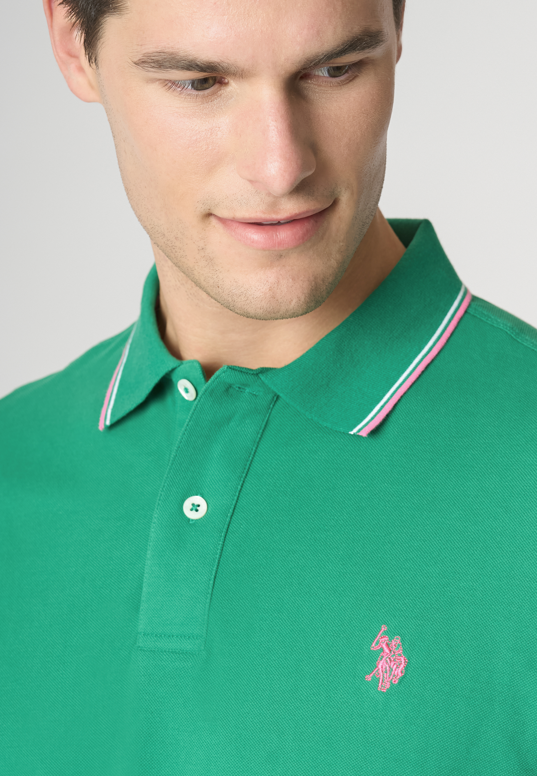 Polo shirt a maniche corte in cotone light con dettagli su maniche e colletto