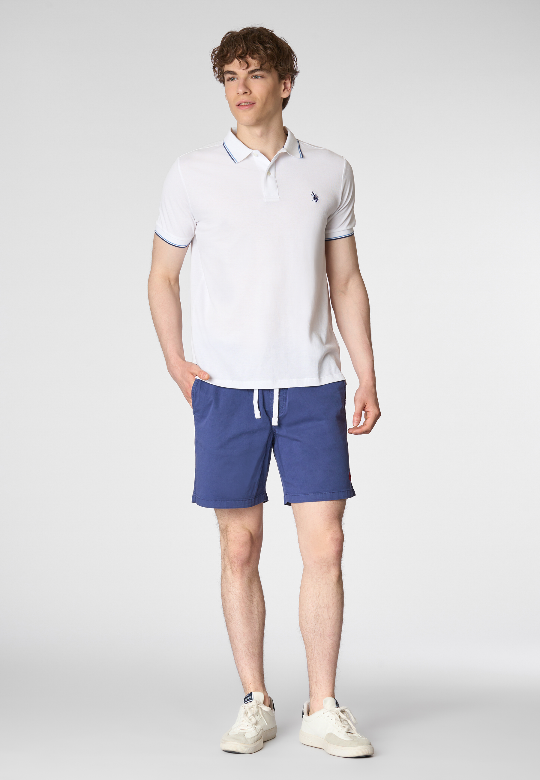 Polo shirt a maniche corte in cotone light con dettagli su maniche e colletto