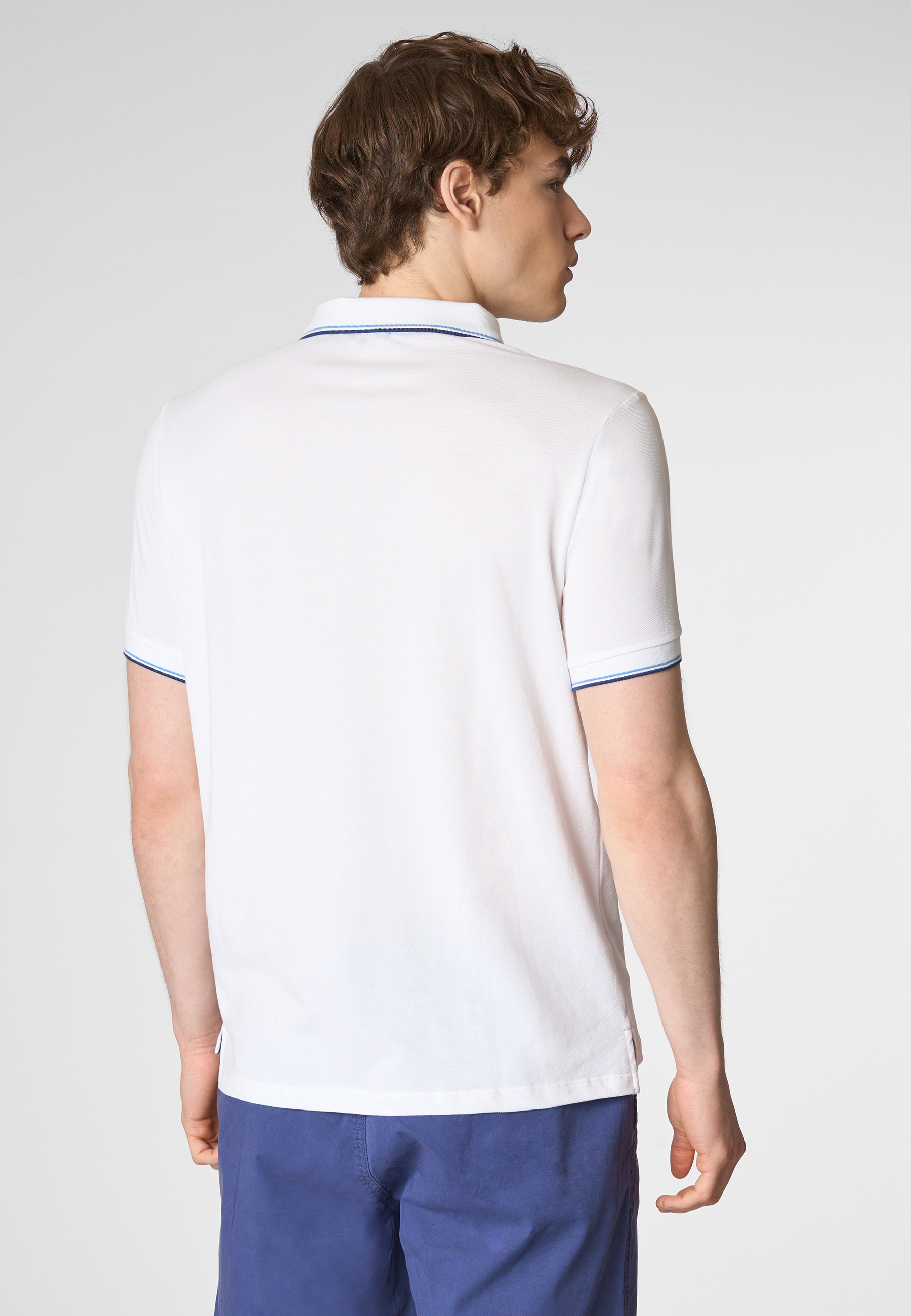 Polo shirt a maniche corte in cotone light con dettagli su maniche e colletto