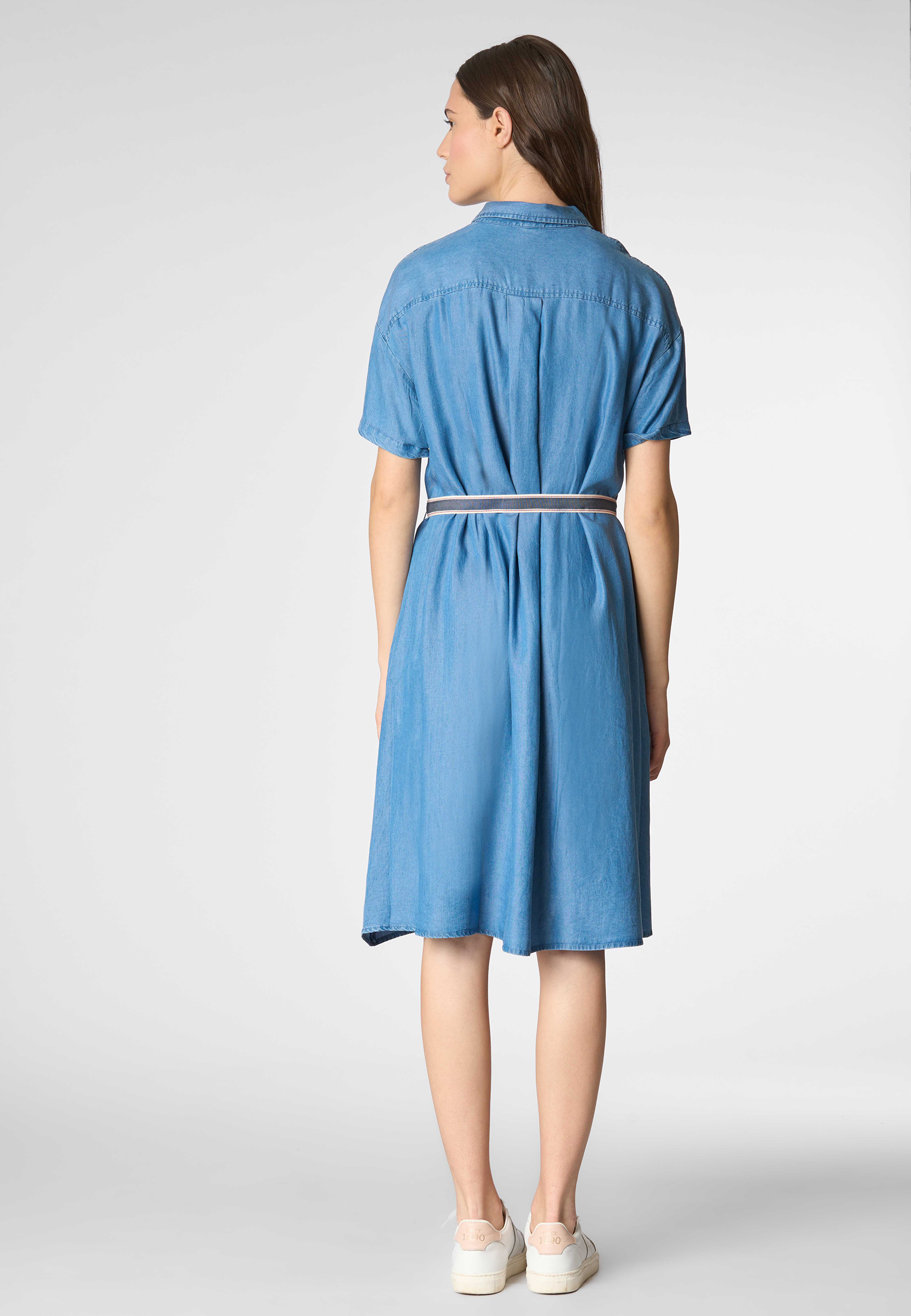 Abito a maniche corte con cintura in tessuto tencel