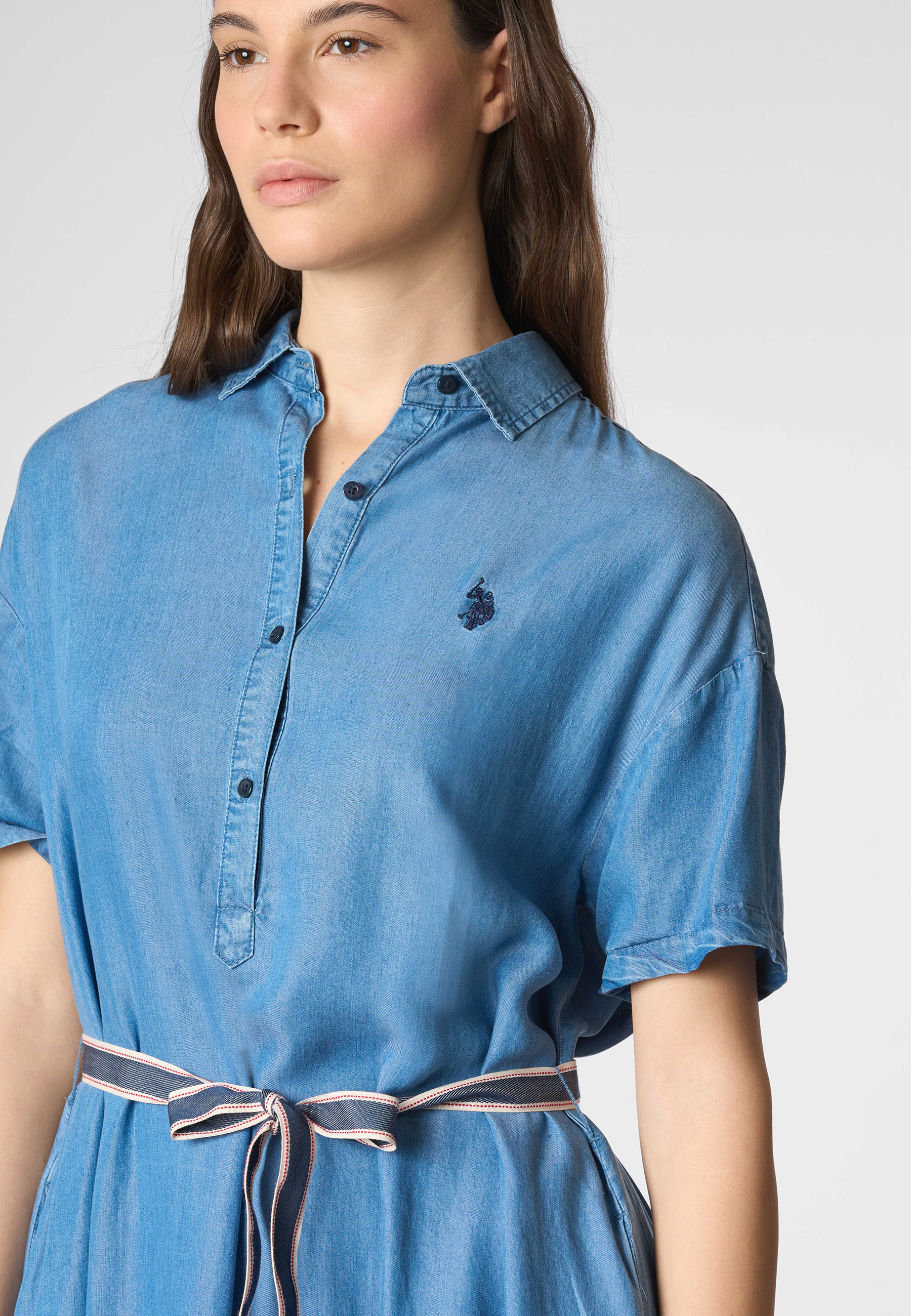 Abito a maniche corte con cintura in tessuto tencel