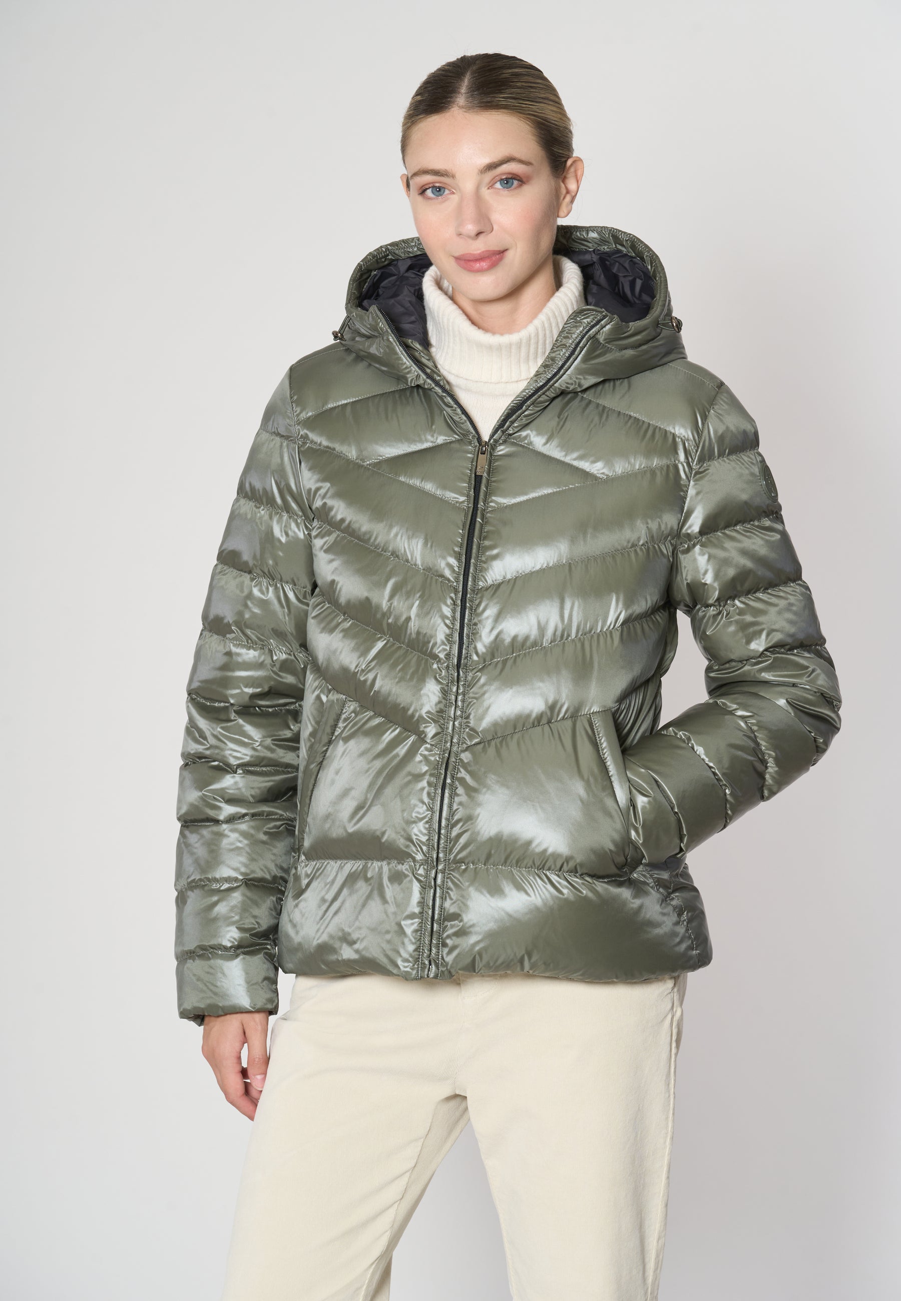 Piumino con cappuccio in shiny nylon