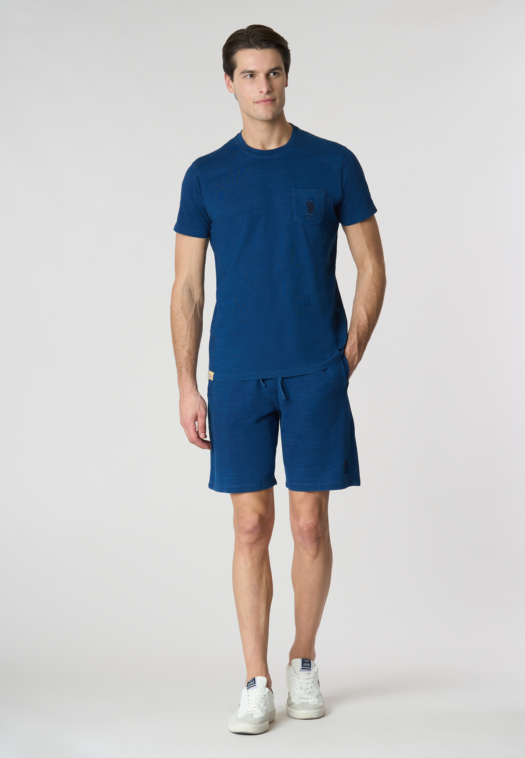 T-shirt a maniche corte in cotone indigo con taschino sul petto e logo