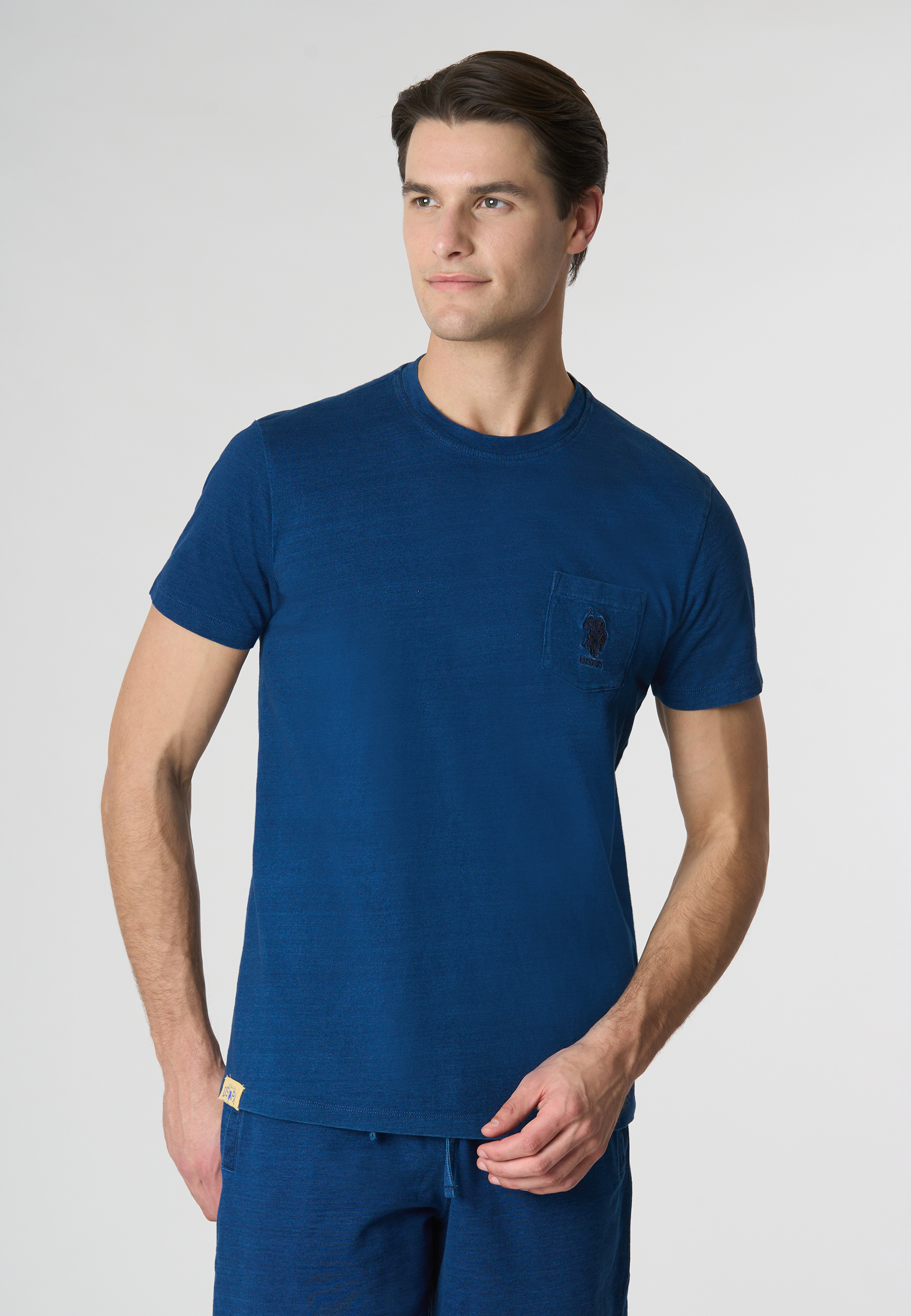 T-shirt a maniche corte in cotone indigo con taschino sul petto e logo