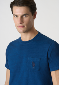 T-shirt a maniche corte in cotone indigo con taschino sul petto e logo