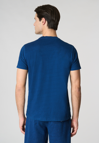 T-shirt a maniche corte in cotone indigo con taschino sul petto e logo
