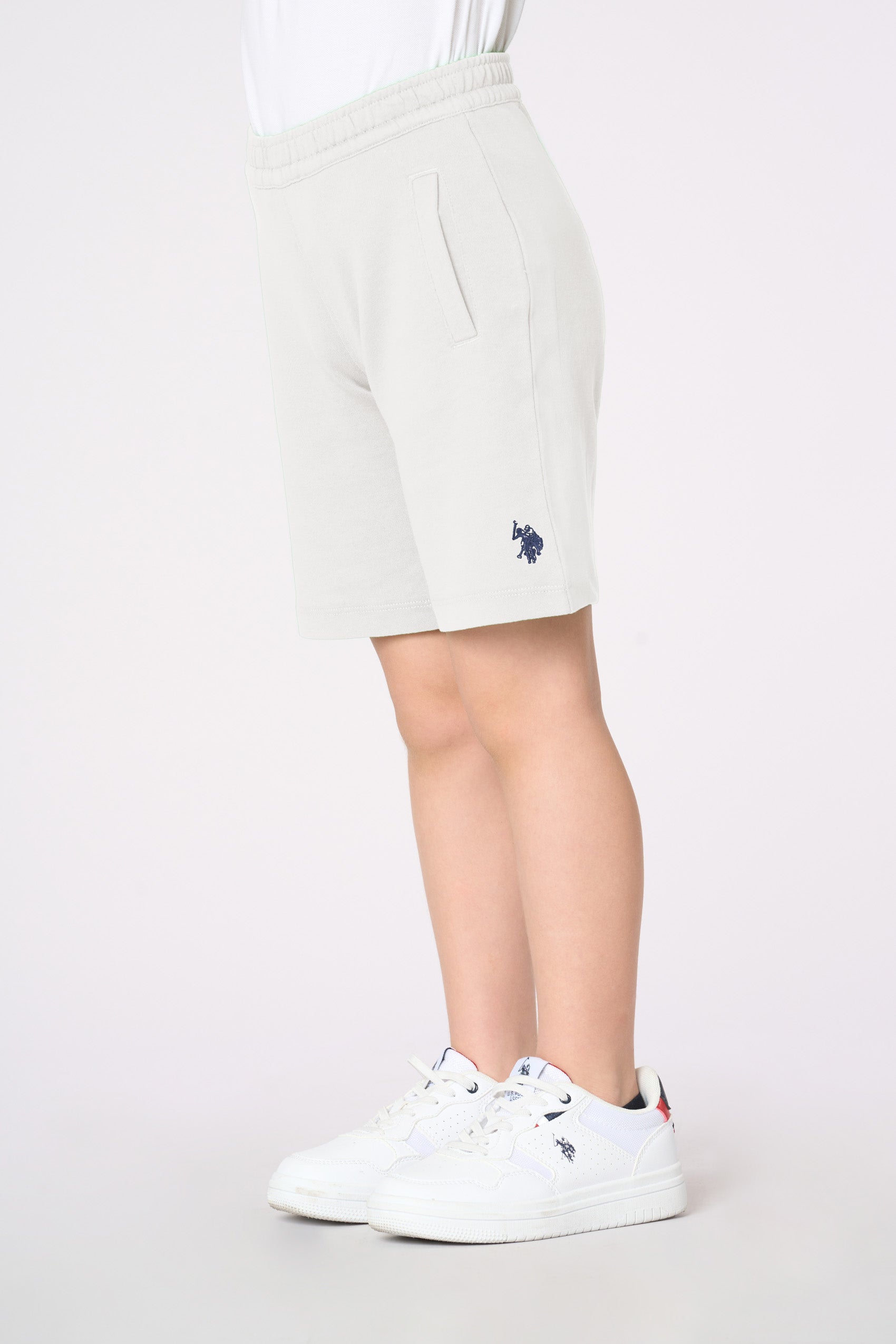 Pantalone corto sportivo da bambino con vita elasticizzata e tasche laterali