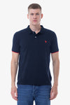 Polo con logo U.S. Polo Assn. e dettaglio su colletto