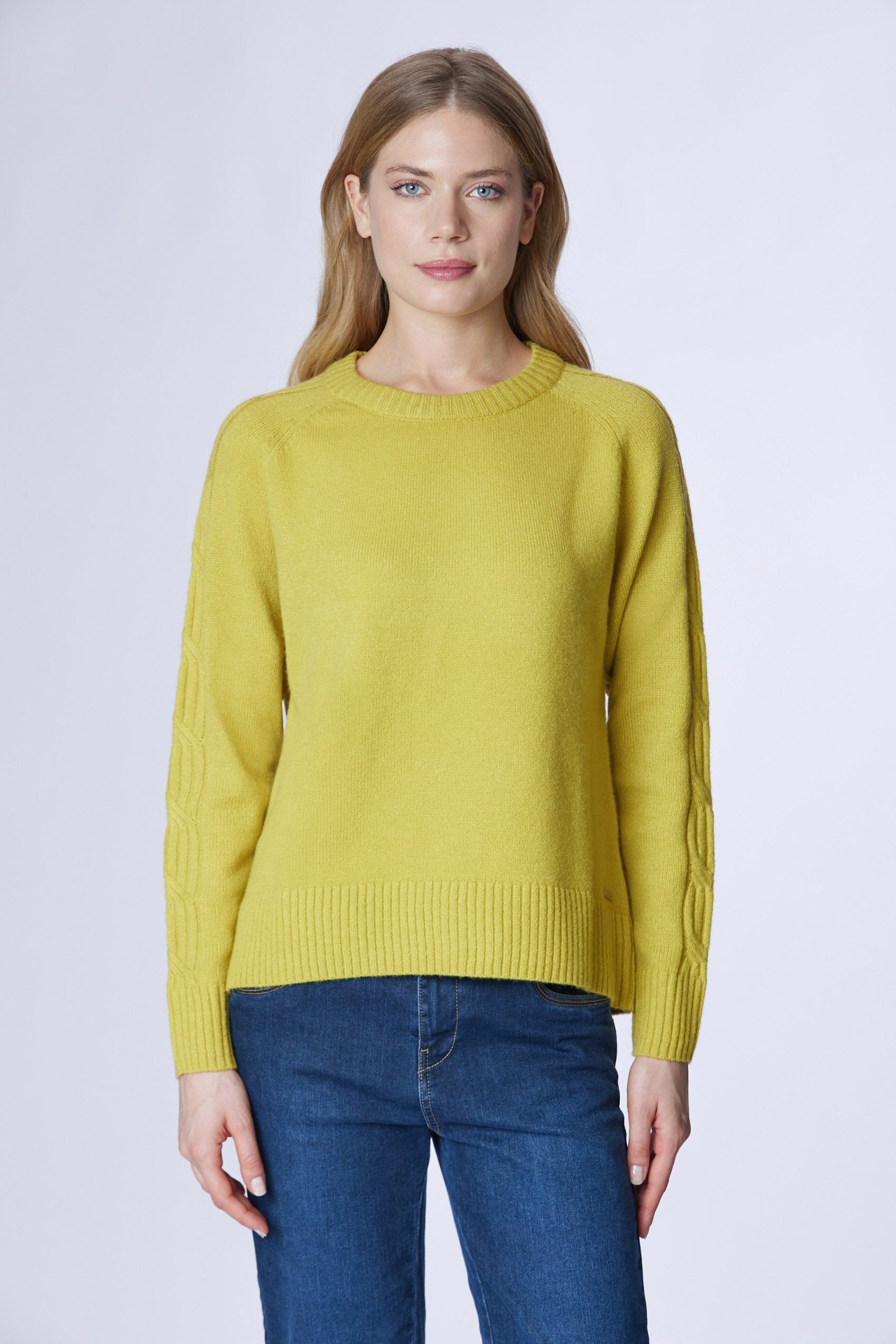 Maglia girocollo con lavorazione a treccia sulle maniche