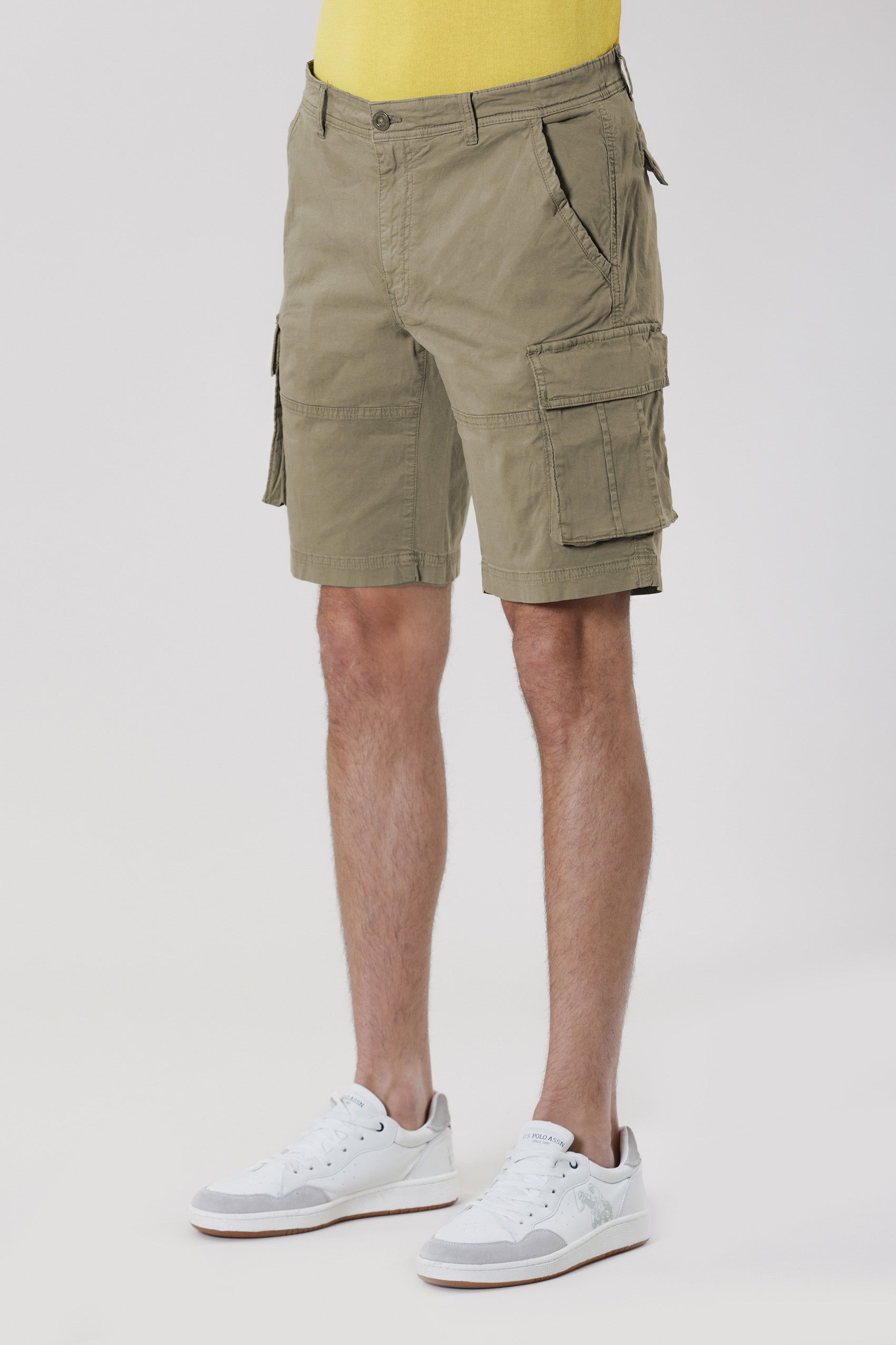 Pantalone corto cargo in cotone con tasche applicate