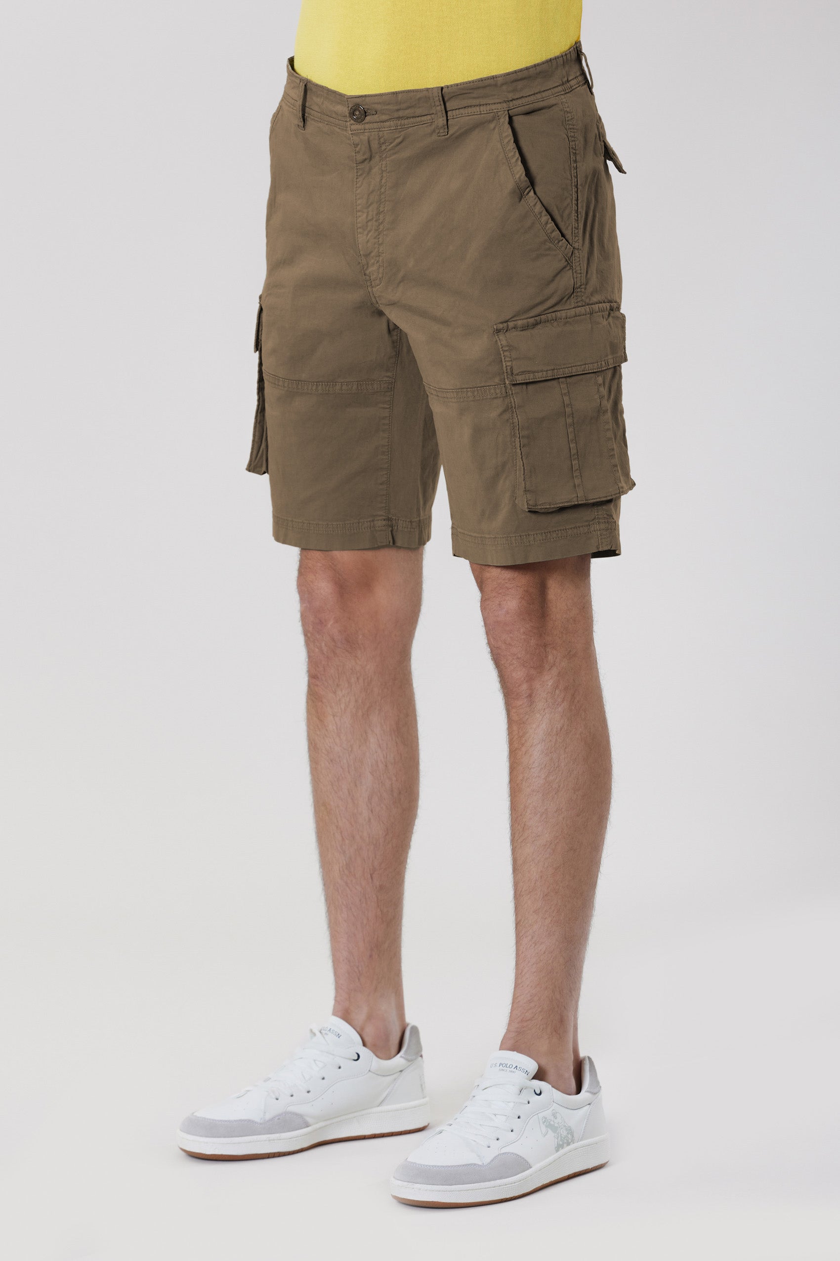 Pantalone corto cargo in cotone con tasche applicate