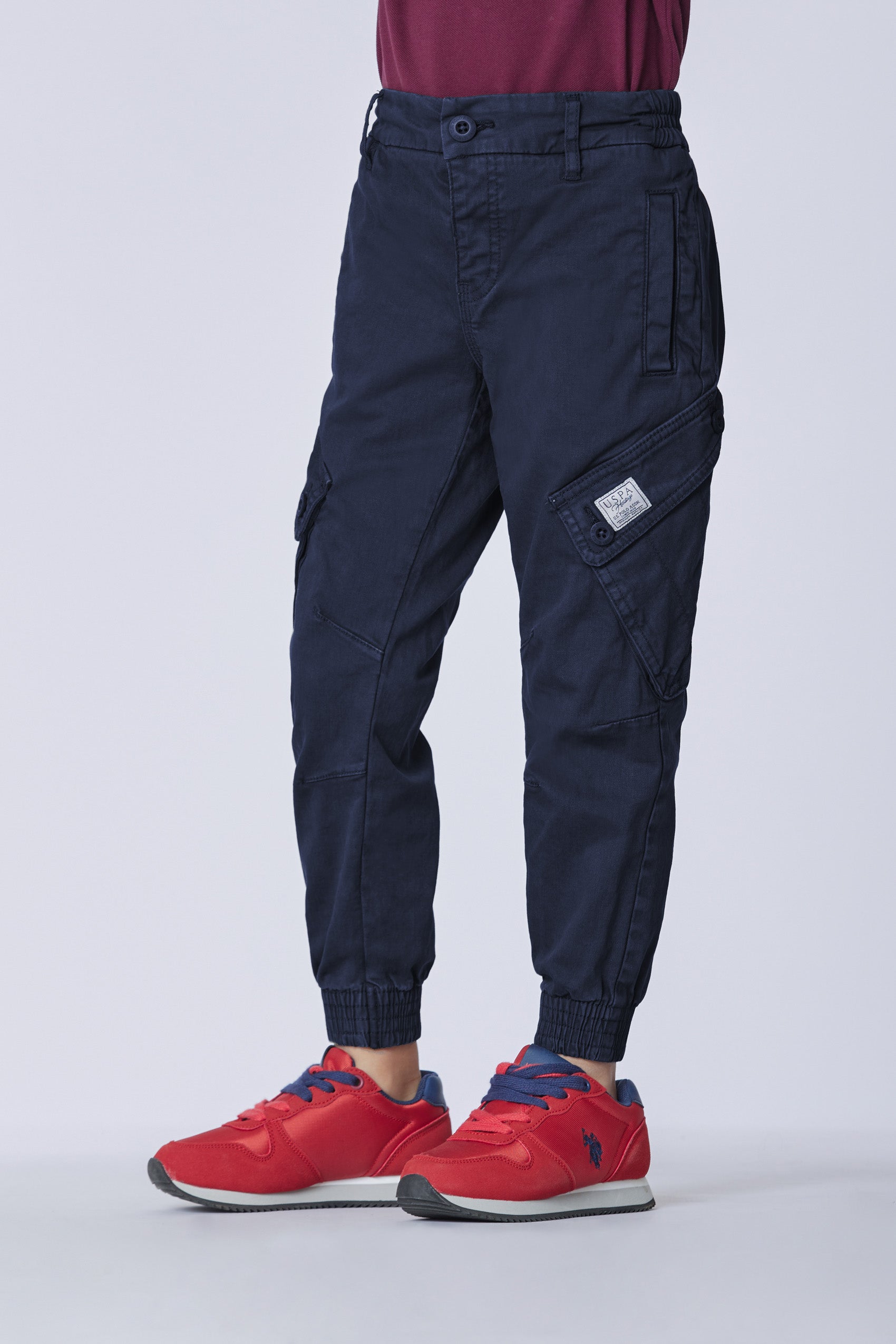 Pantalone con tasche laterali e fondo con elastico