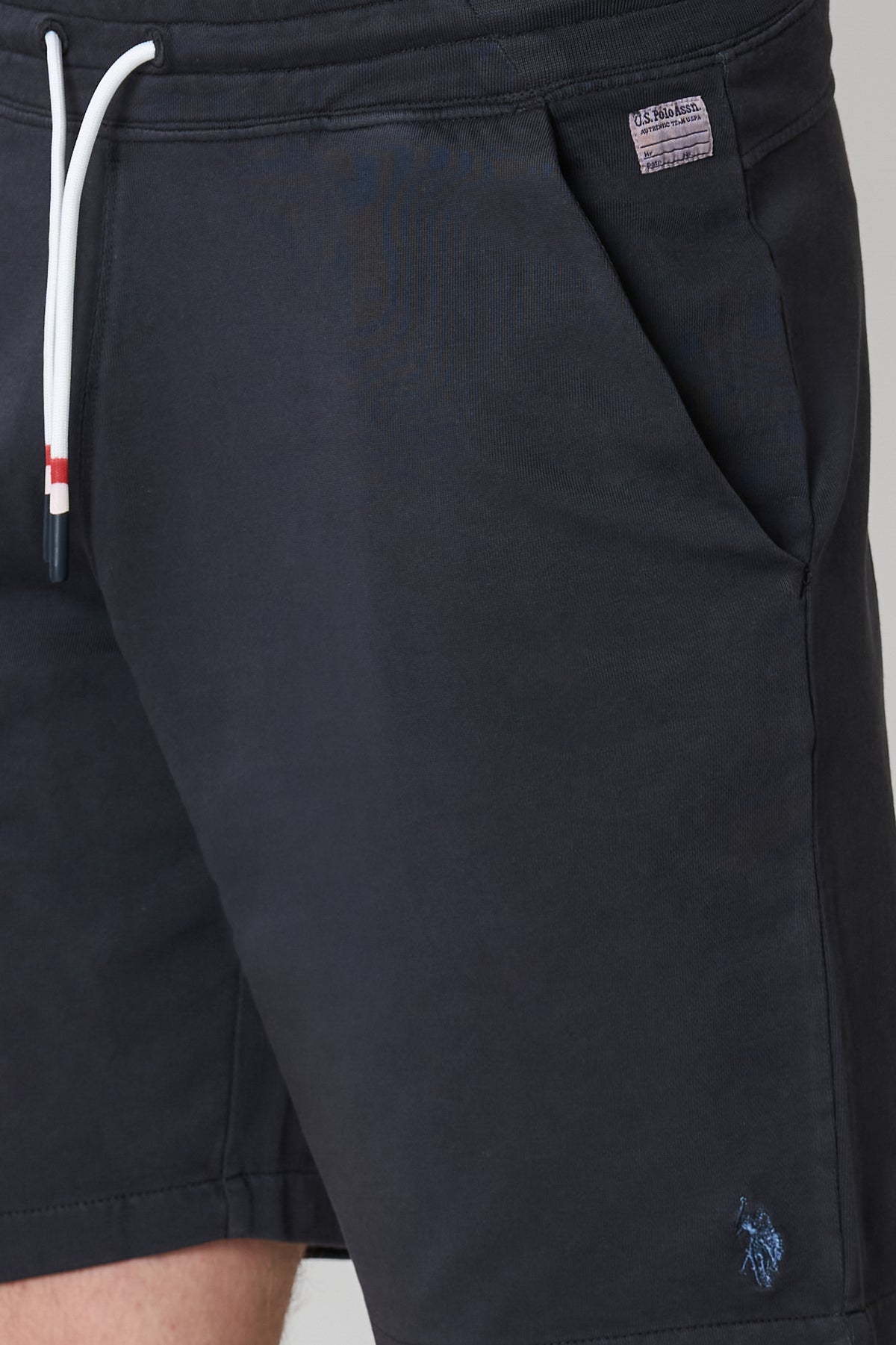 Pantaloni corti sportivi over dyed con logo