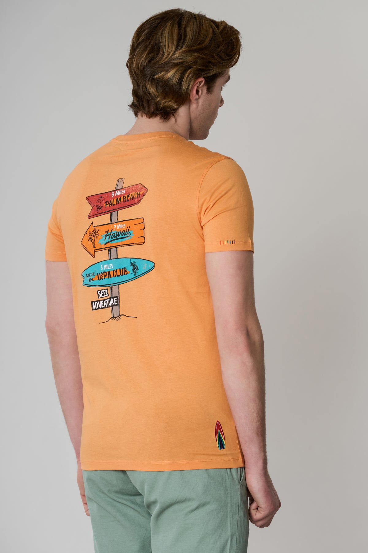 T-shirt a maniche corte con stampa serf sul retro