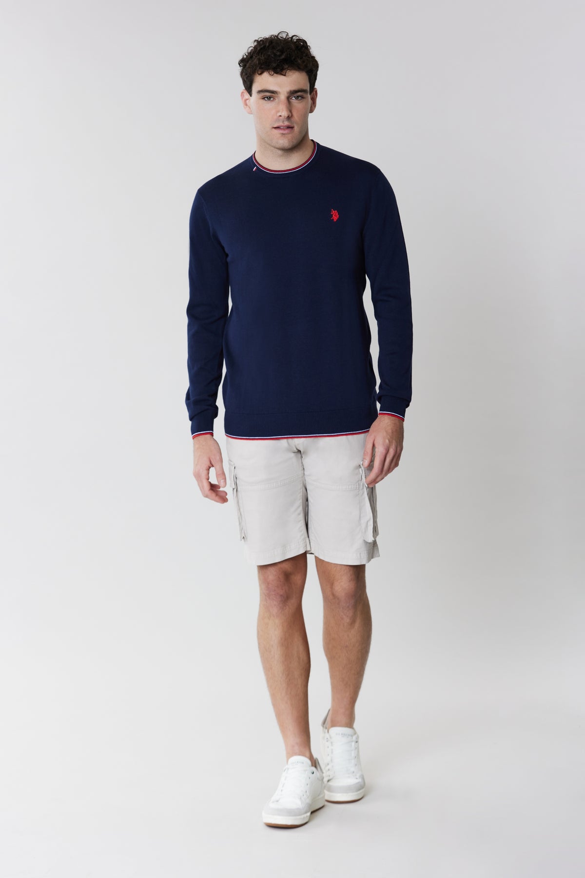 Maglia girocollo in cotone con dettagli colorati e logo