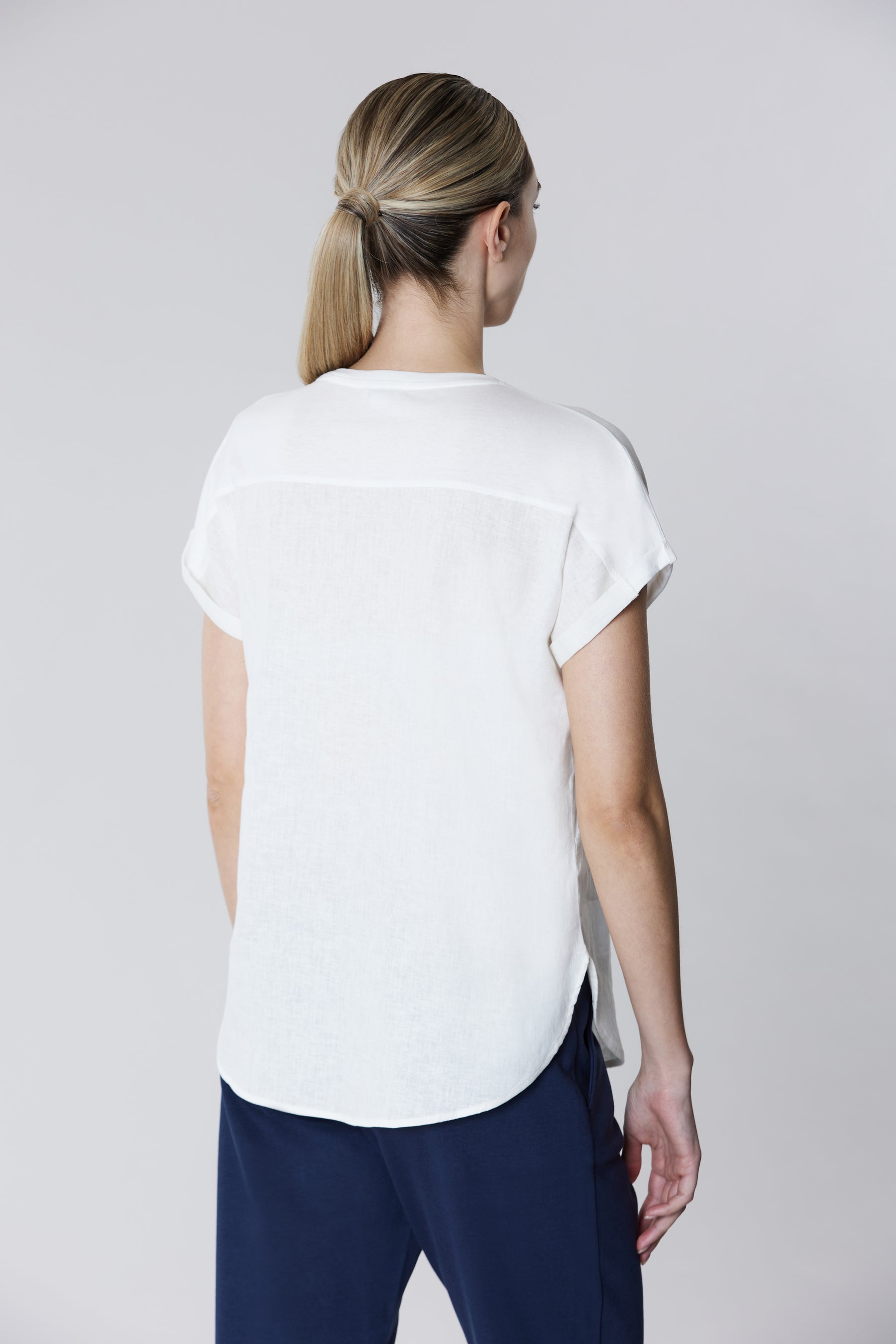T-shirt in cotone jersey combinata con lino e logo