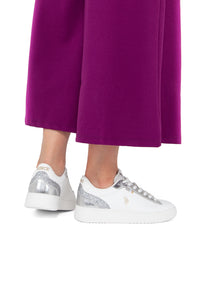 Sneaker Kosmo da donna con inserti laterali e logo