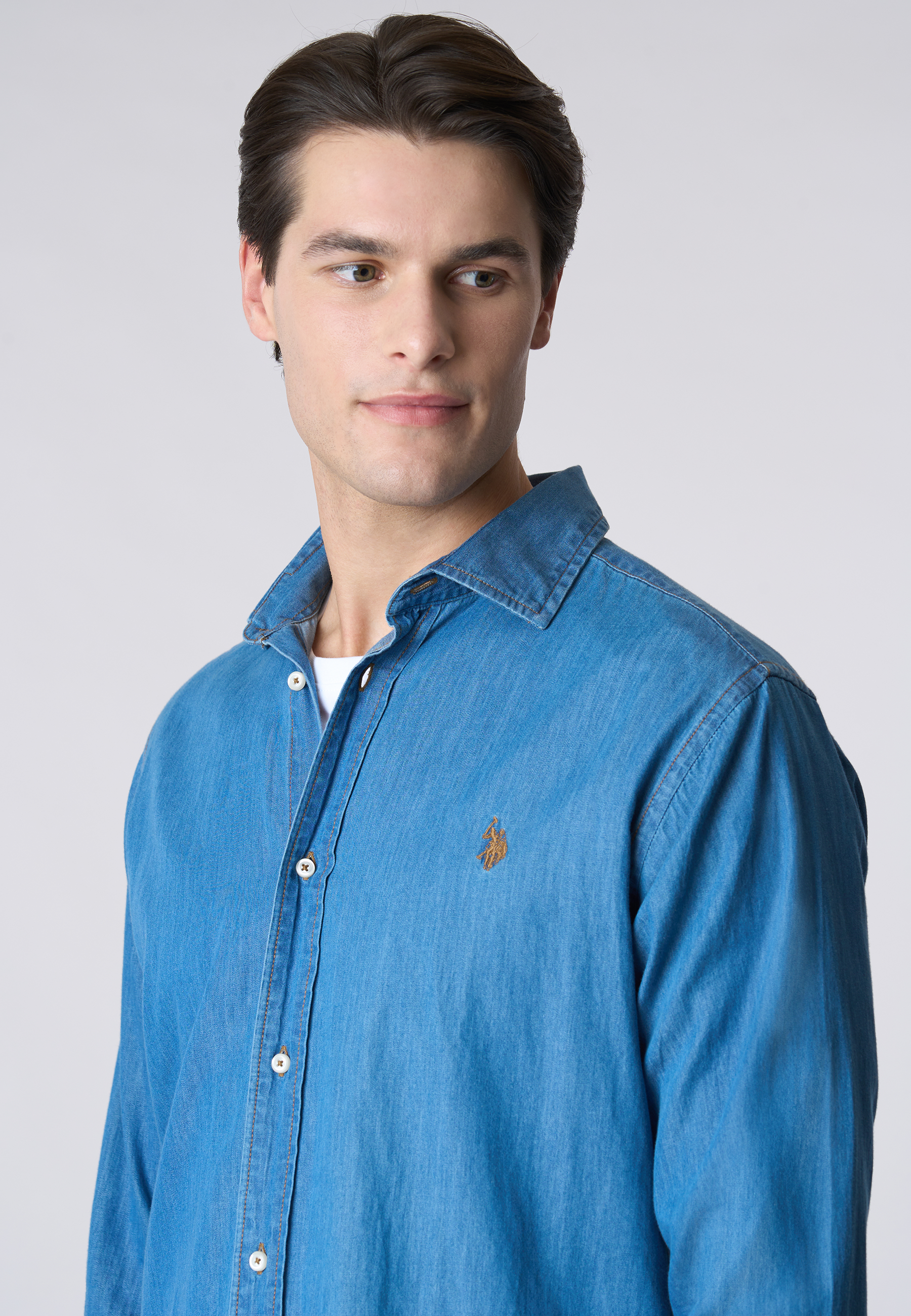 Camicia da uomo slim fit in denim leggero con collo francese
