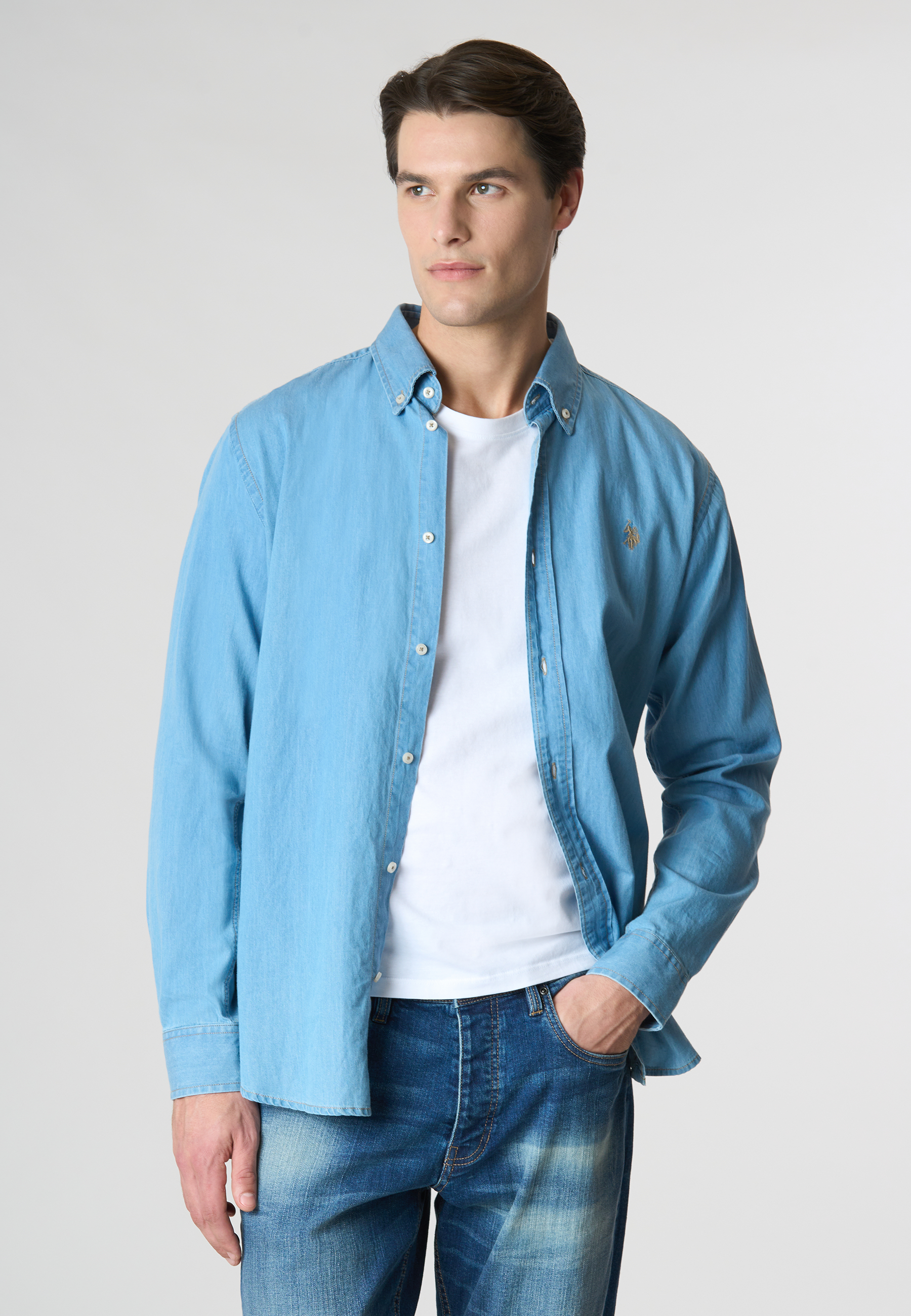 Camicia da uomo in denim leggero con colletto button down e vestibilità slim fit.