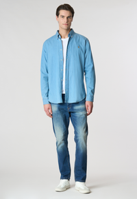 Camicia da uomo in denim leggero con colletto button down e vestibilità slim fit.