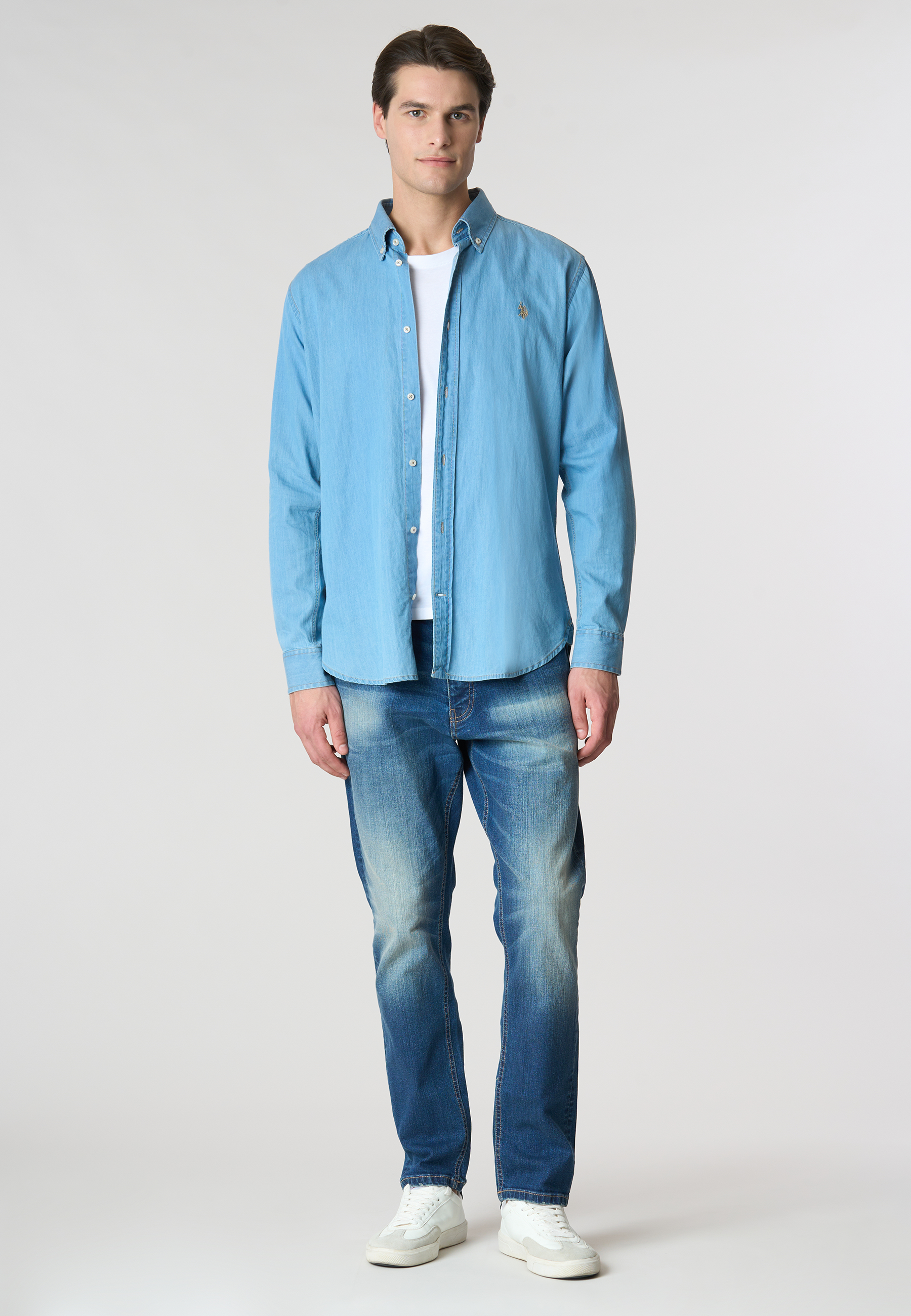 Camicia da uomo in denim leggero con colletto button down e vestibilità slim fit.