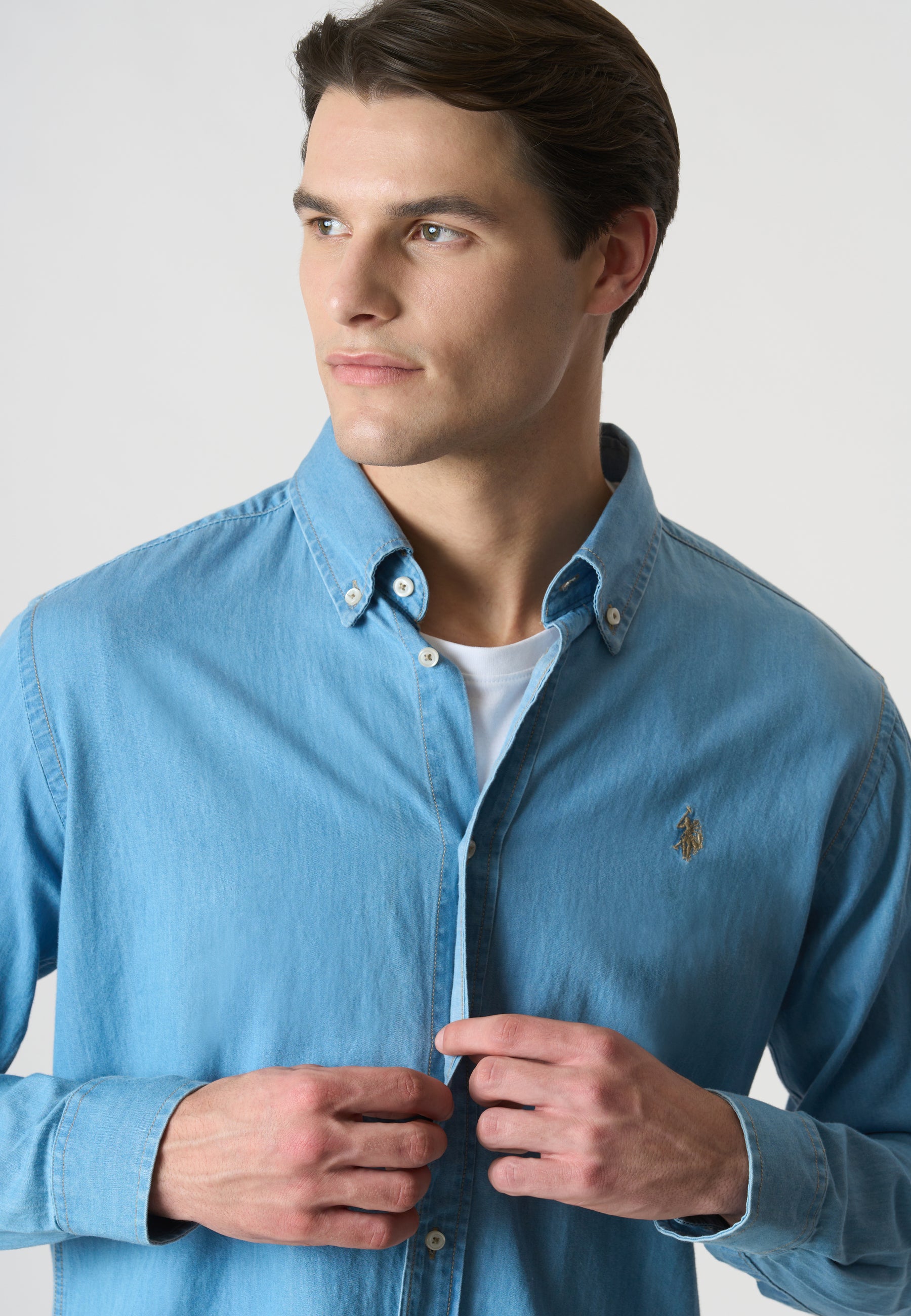 Camicia da uomo in denim leggero con colletto button down e vestibilità slim fit.
