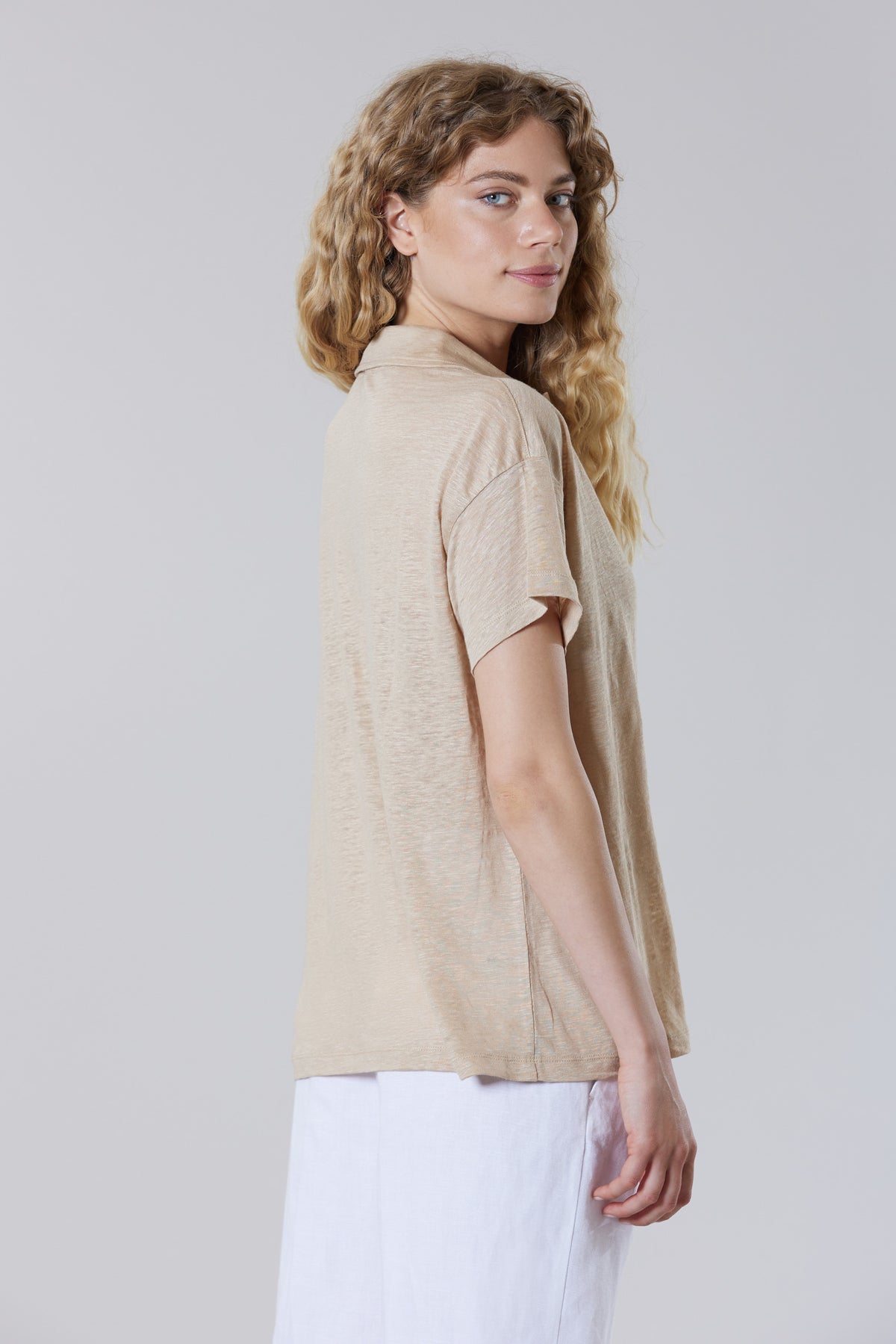 Polo a maniche corte con scollo a V in lino premium quality